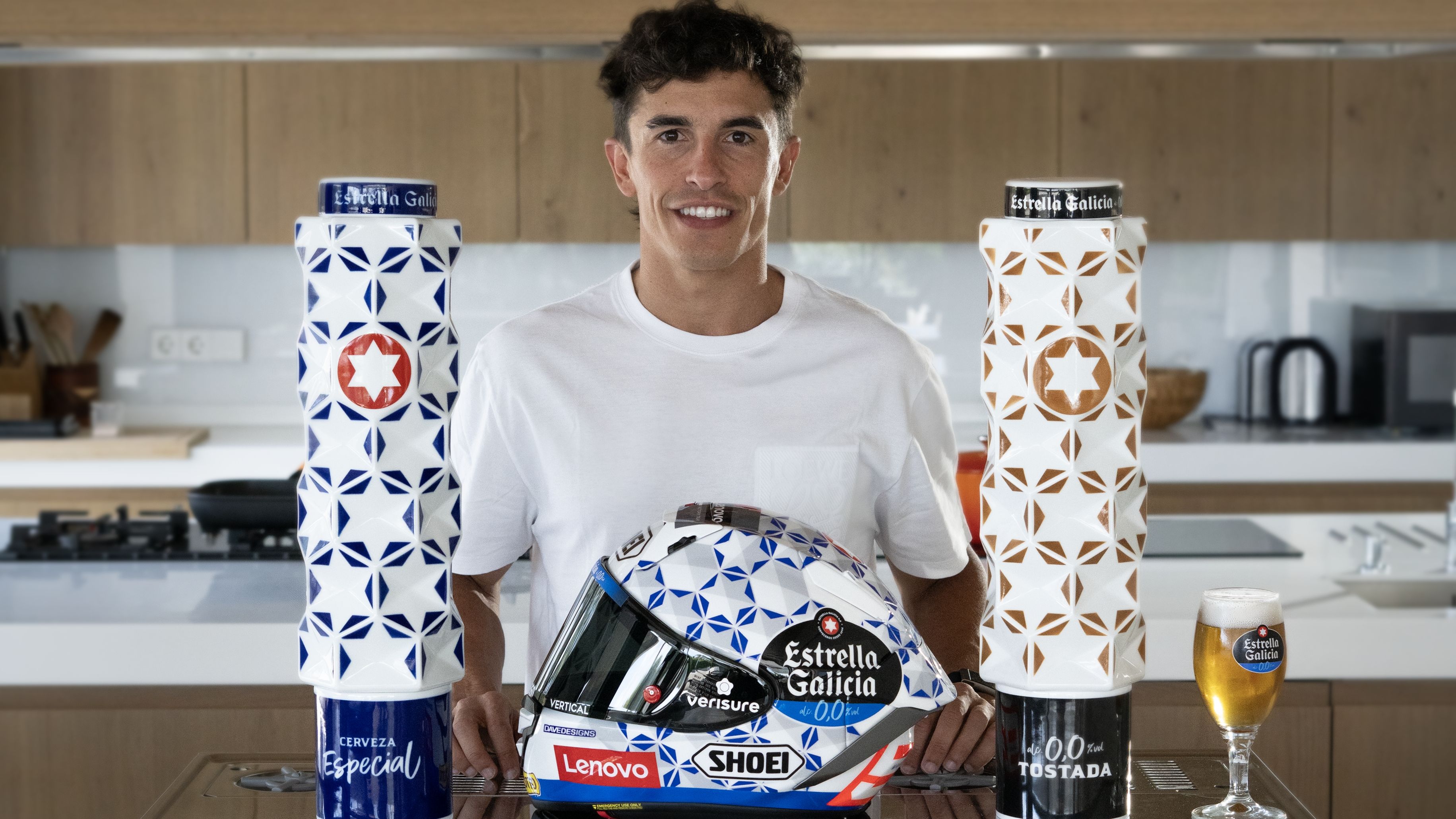 Marc Márquez con el casco especial Estrella Galicia que llevará en el GP de Chequia de MotoGP 2026 en Brno
