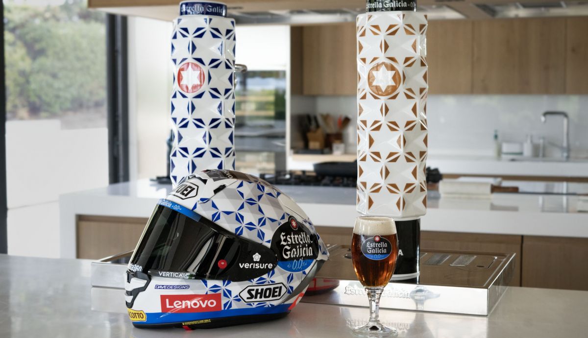 El casco especial de Marc Márquez junto a los grifos artesanos de Estrella Galicia en los que se inspira