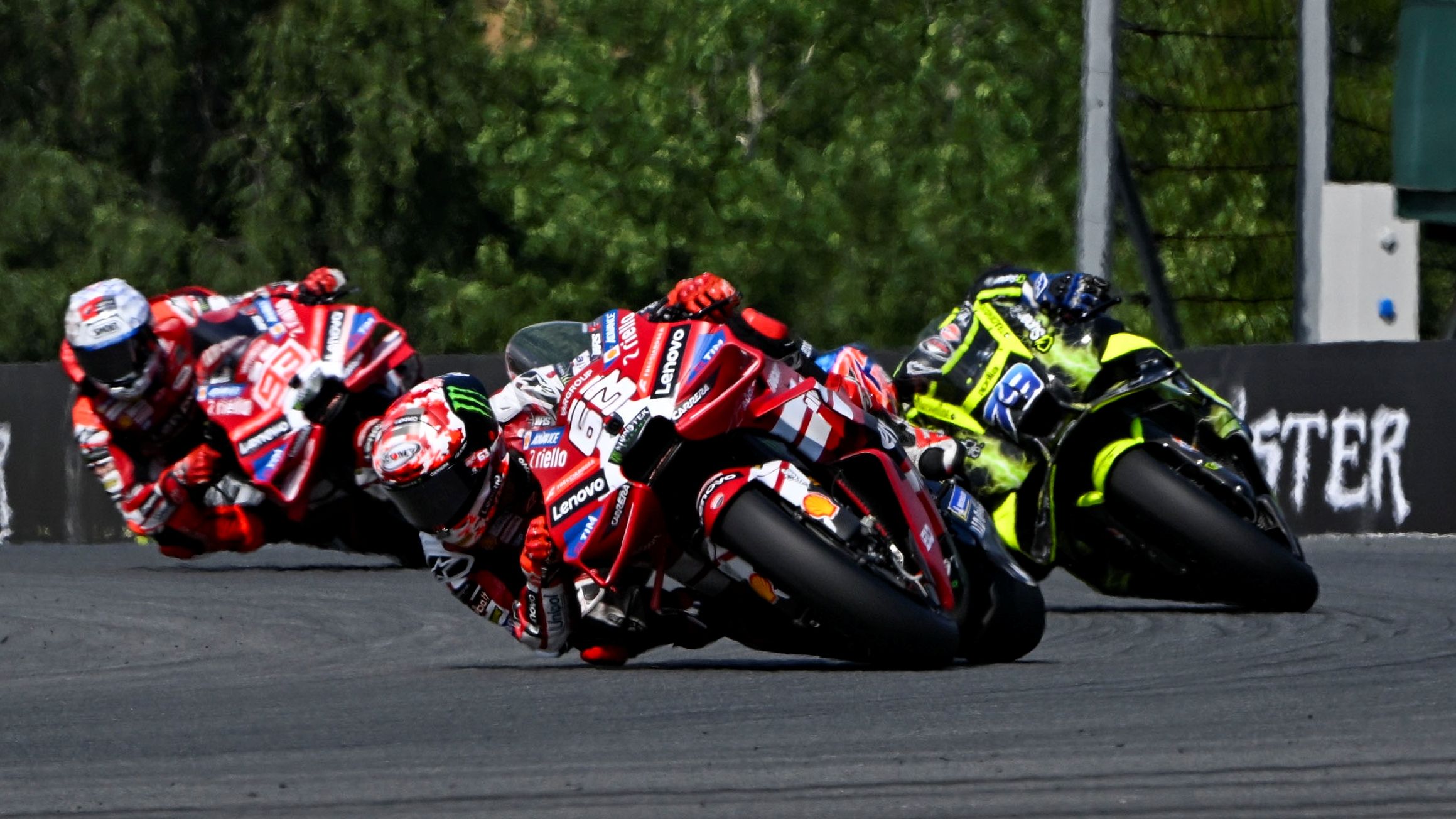 Pecco Bagnaia se ha llevado el Sprint de Brno ante Ai Ogura y Marc Márquez