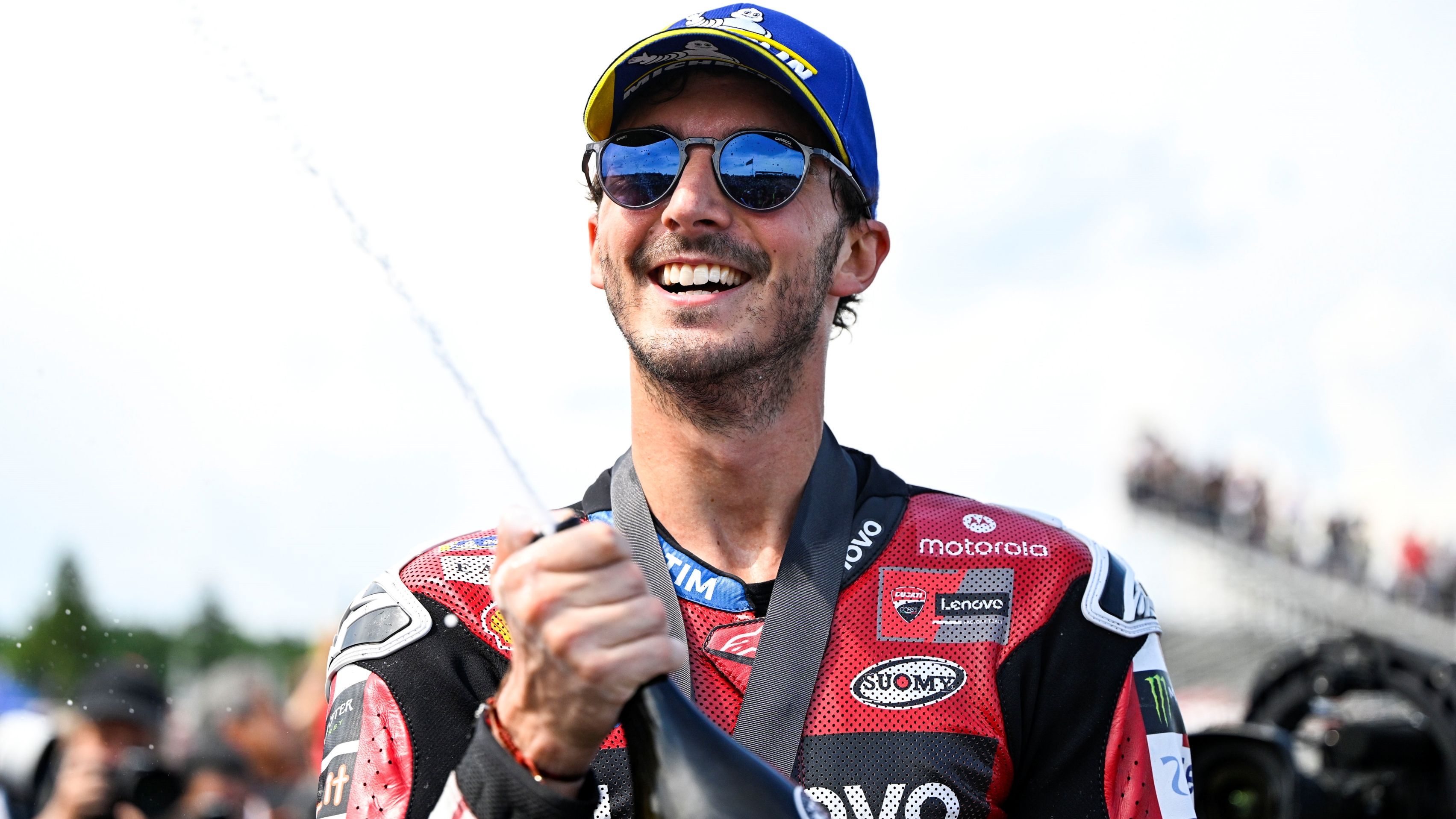 Pecco Bagnaia festeja su victoria en el Sprint de Brno