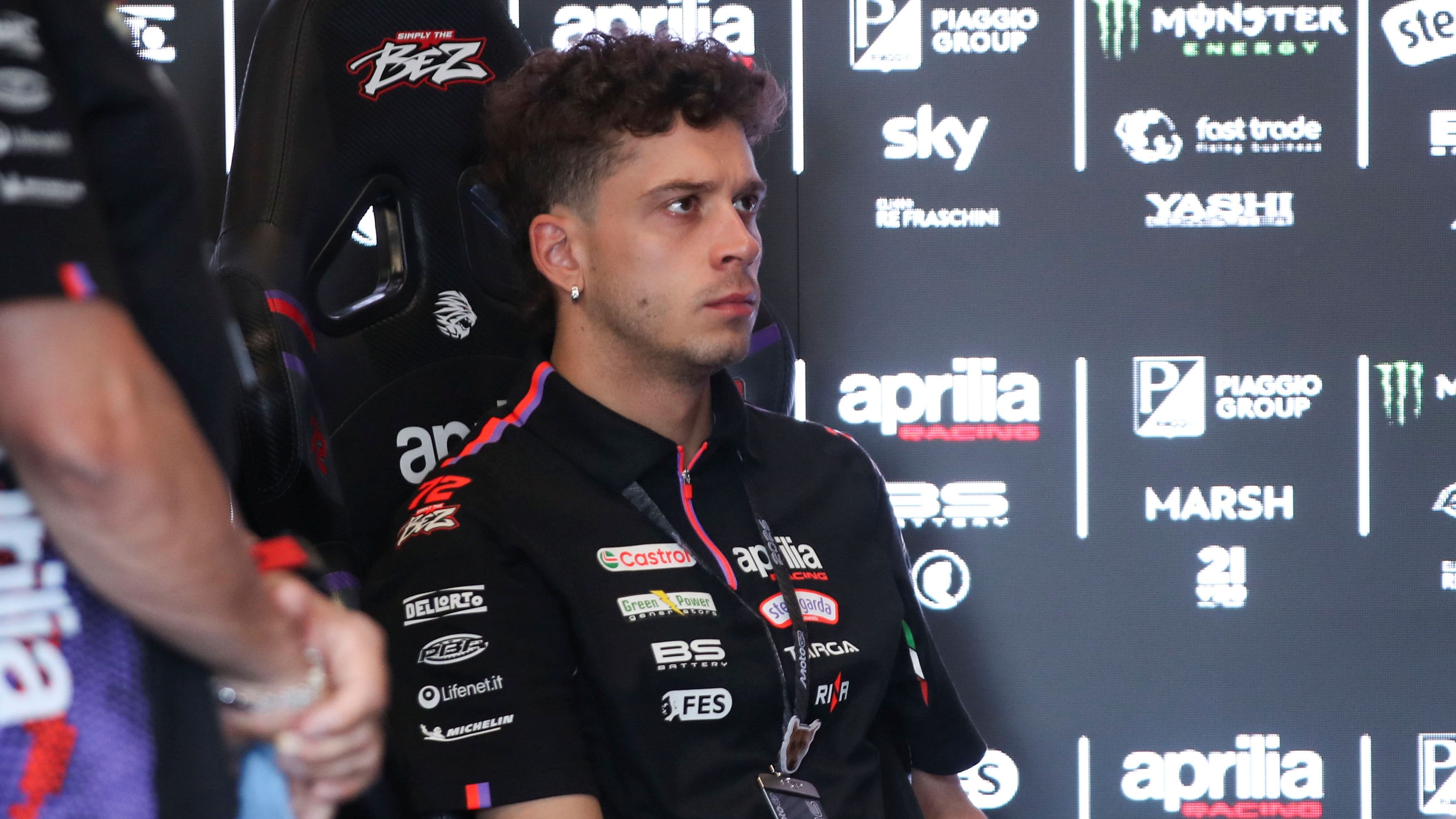 Marco Bezzecchi en su box en Brno