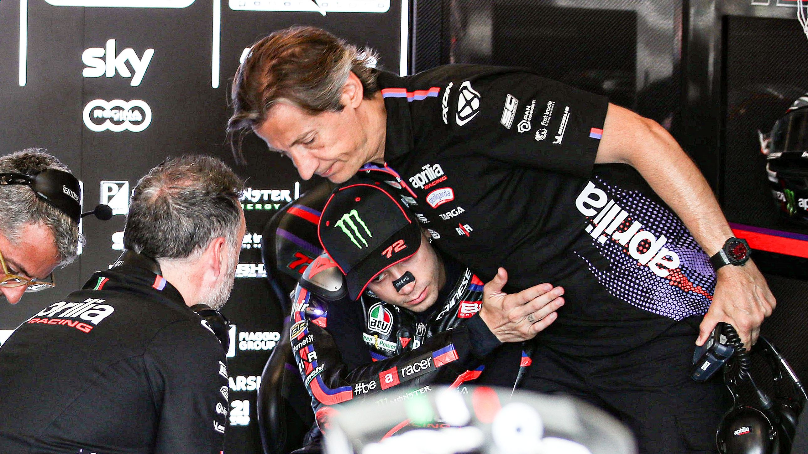 Massimo Rivola con Marco Bezzecchi en el box de Brno