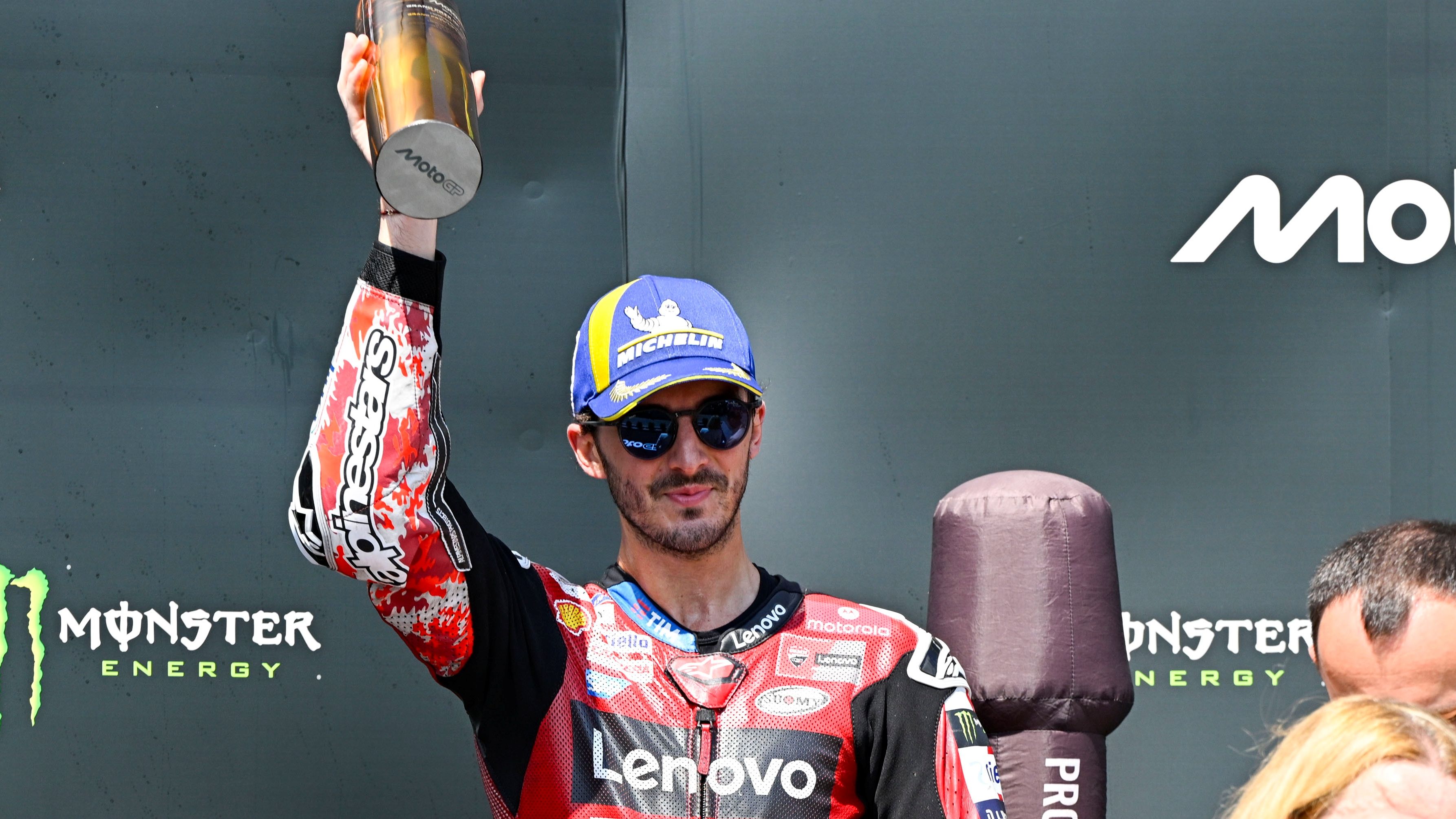 Pecco Bagnaia en el podio del GP de Chequia