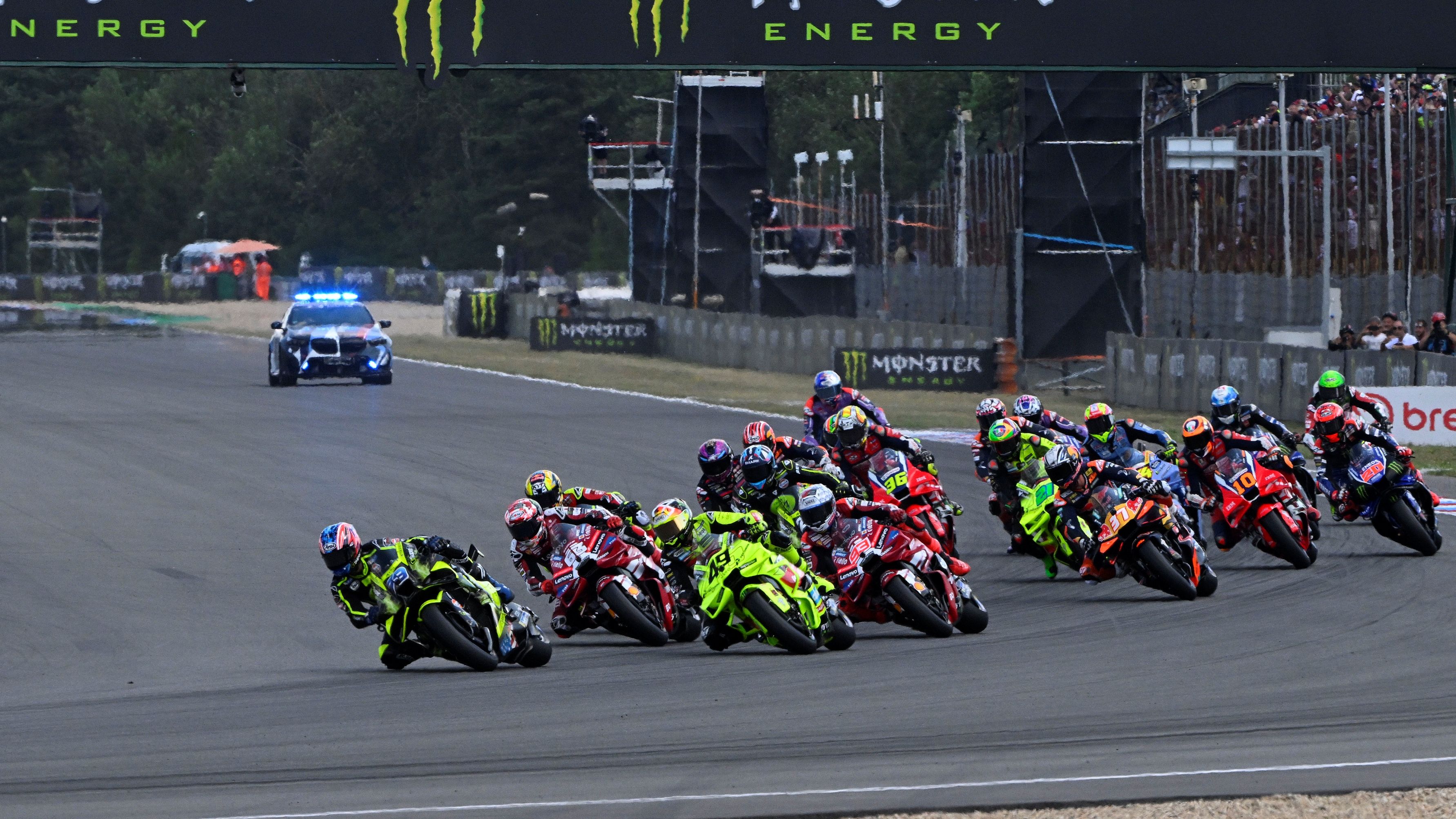 Ai Ogura lidera en la arrancada de la carrera, MotoGP Brno 2026