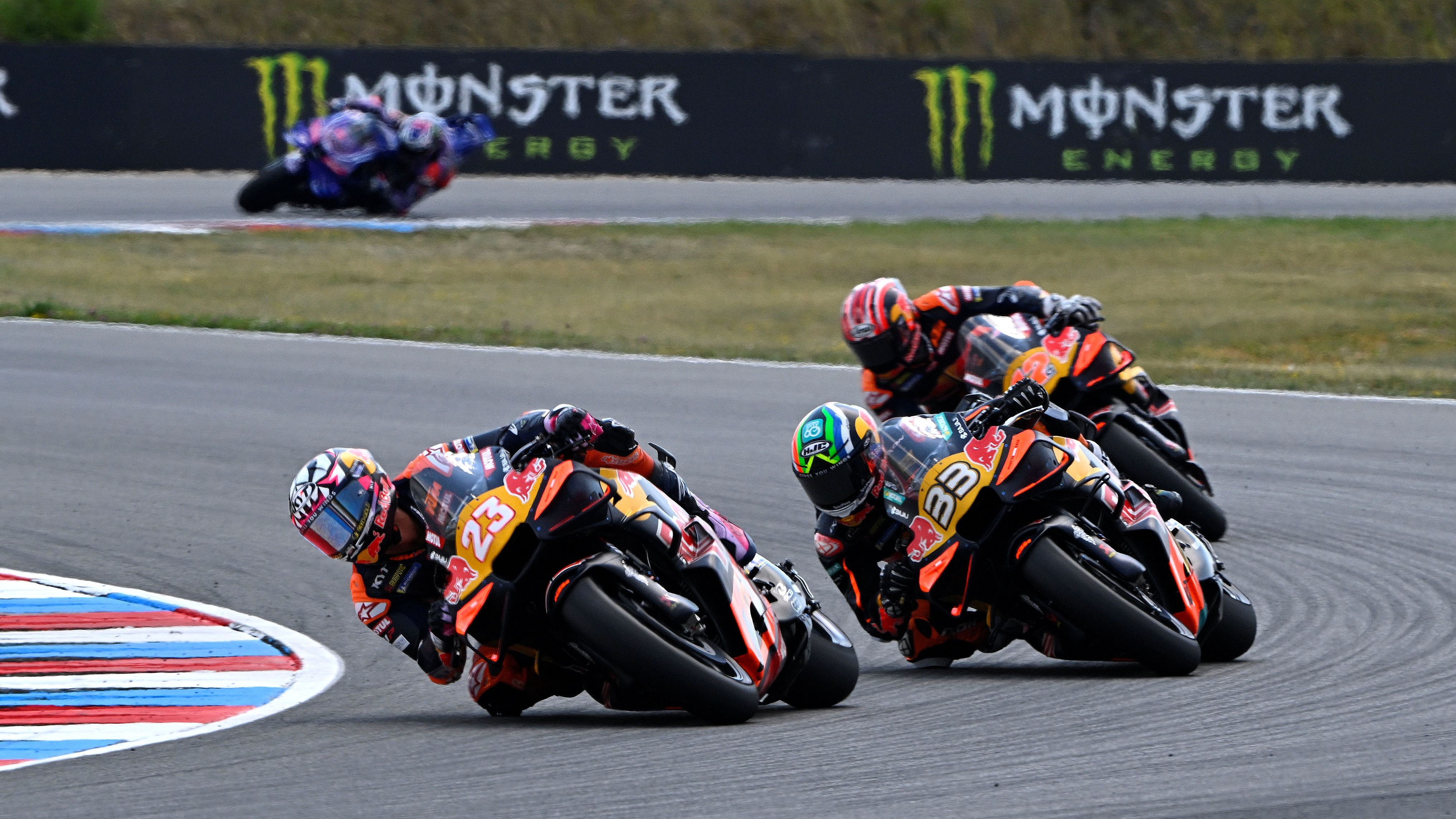 Enea Bastianini seguido por Brad Binder y Maverick Viñales, MotoGP Brno 2026