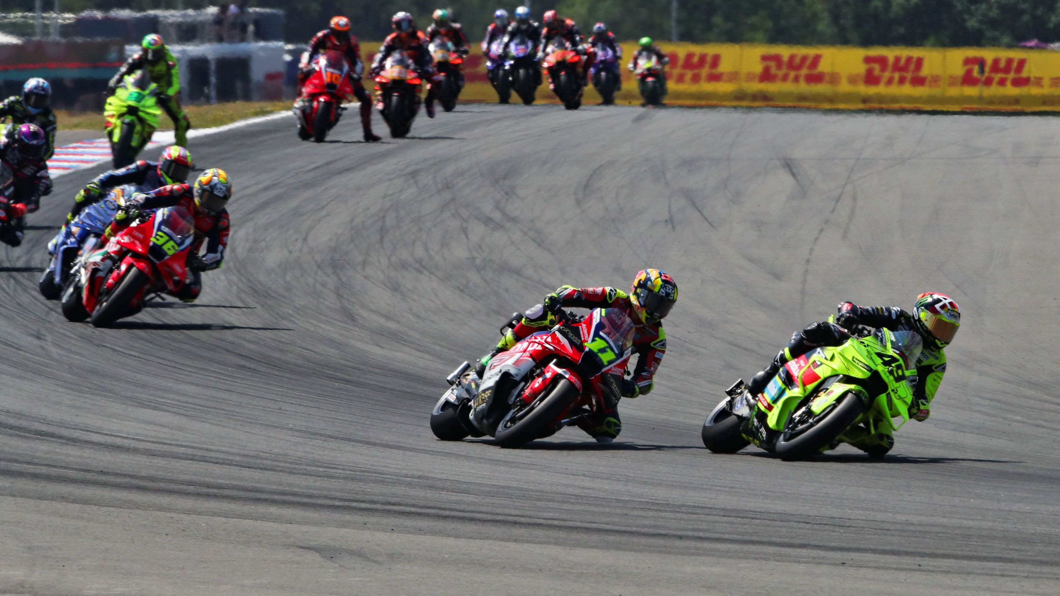 Fabio Di Giannantonio supera a Diogo Moreira, MotoGP Brno 2026