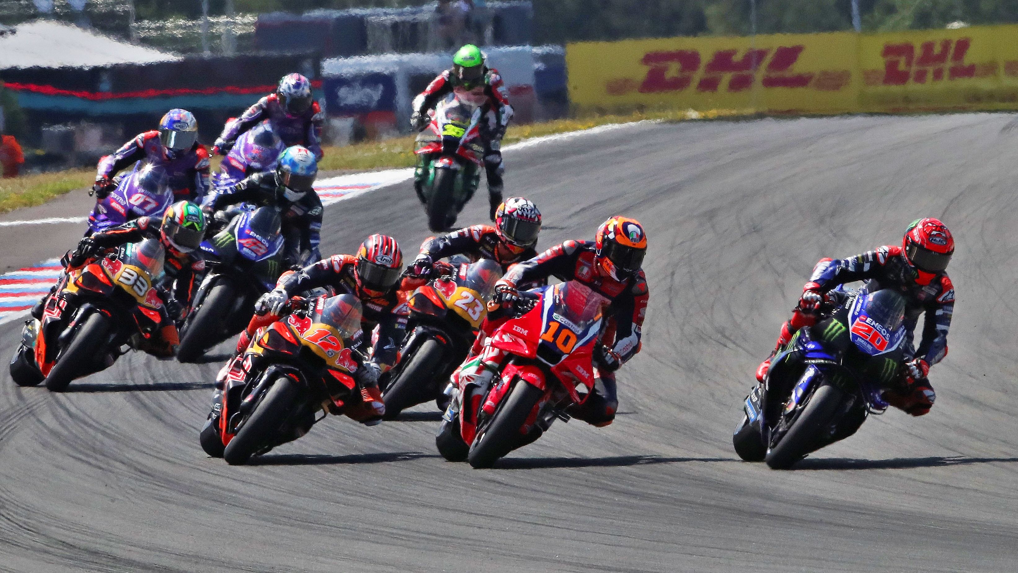 Fabio Quartararo, Luca Marini y Maverick Viñales frenando en paralelo, MotoGP Brno 2026