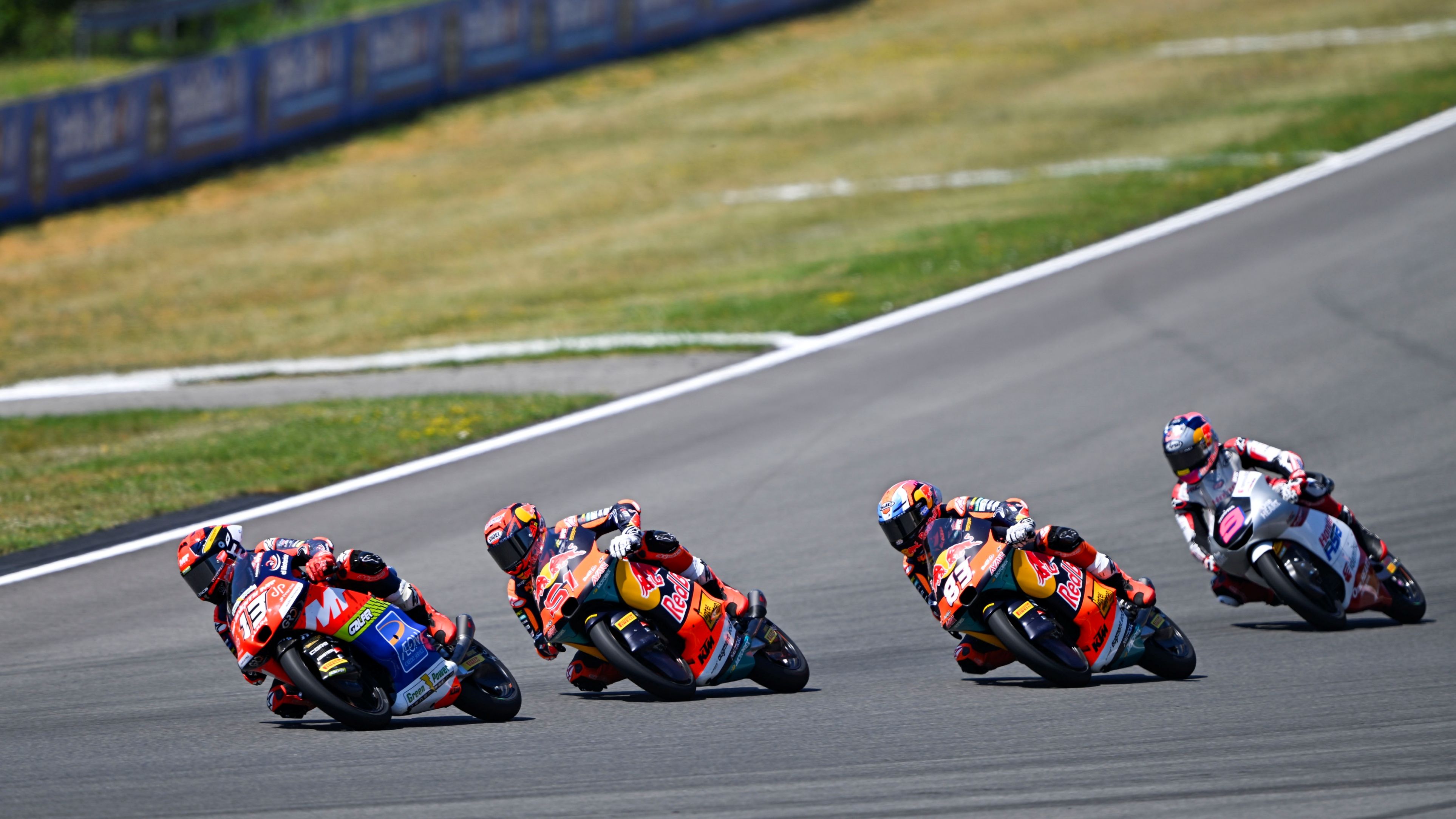 Hakim Danish por delante de Brian Uriarte, Álvaro Carpe y Veda Pratama, Moto3 Brno 2026