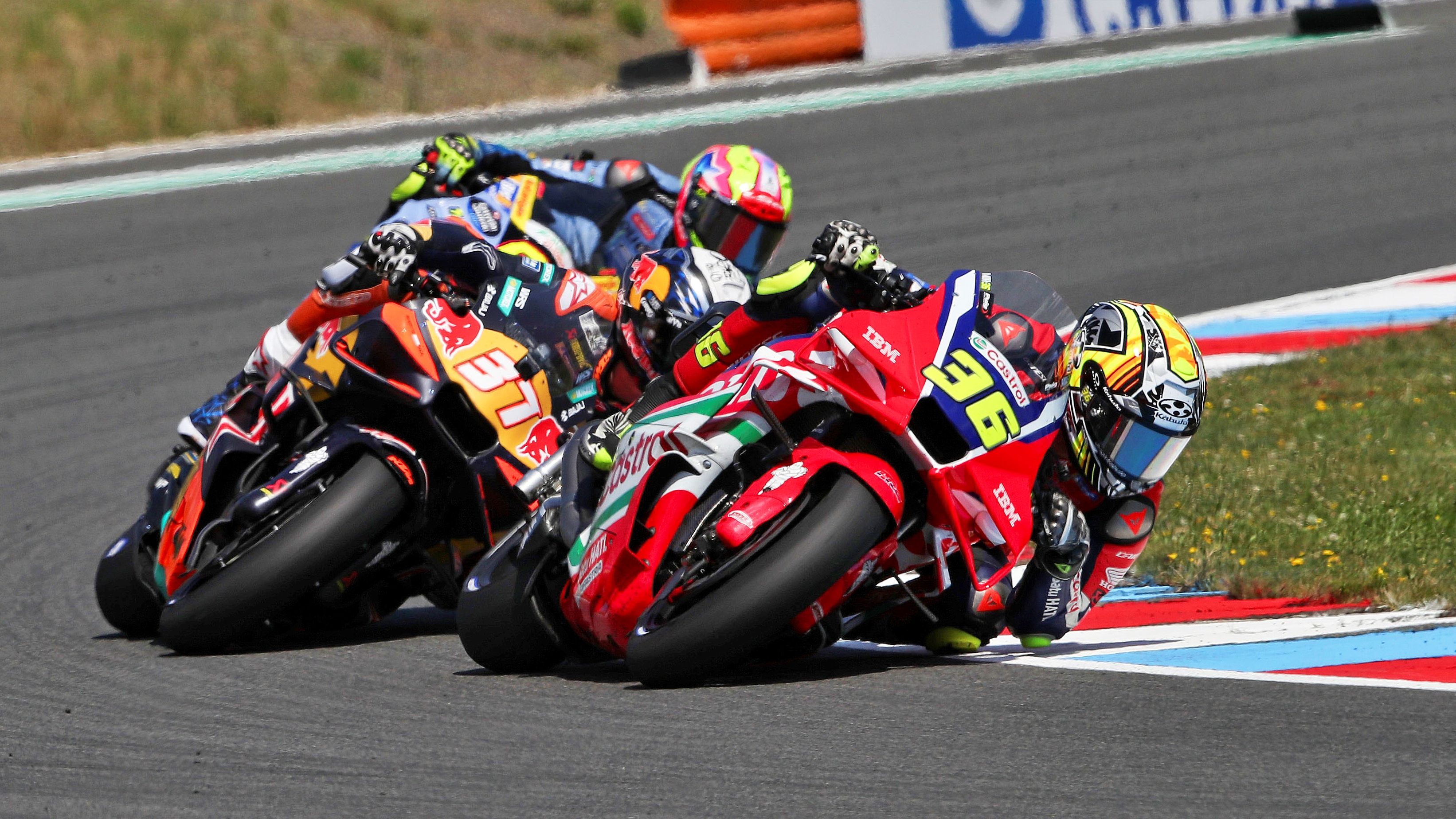 Joan Mir con Pedro Acosta y Fermín Aldeguer detrás, MotoGP Brno 2026