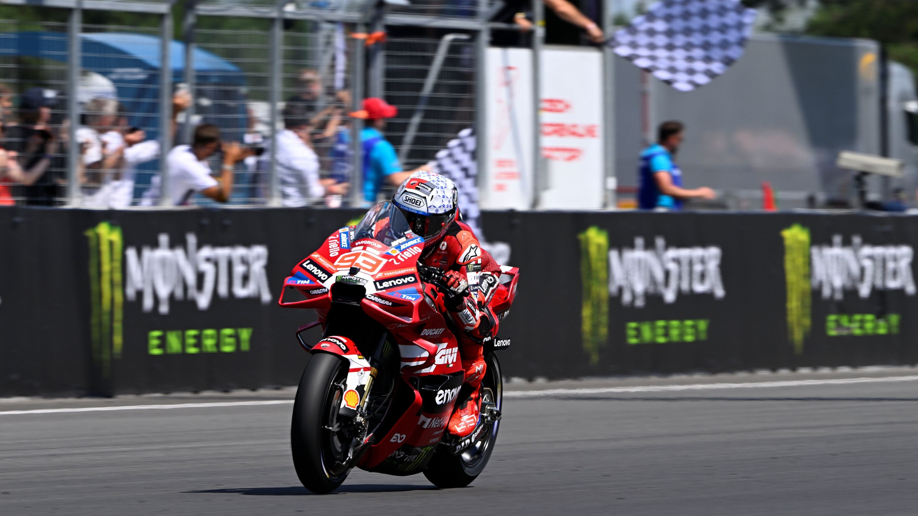 Marc Márquez entra victorioso en meta, MotoGP Brno 2026