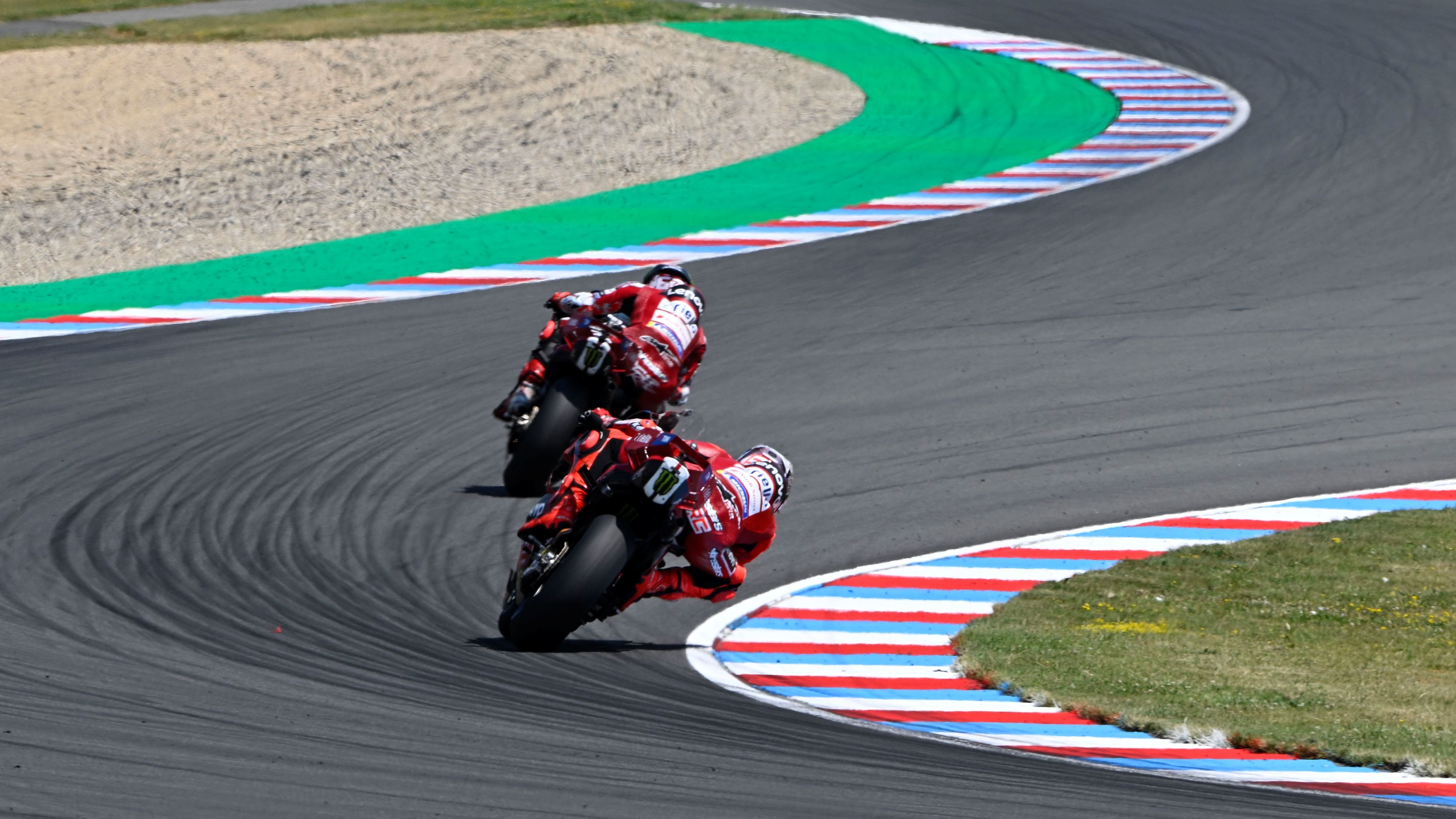 Marc Márquez persigue a Pecco Bagnaia, MotoGP Brno 2026