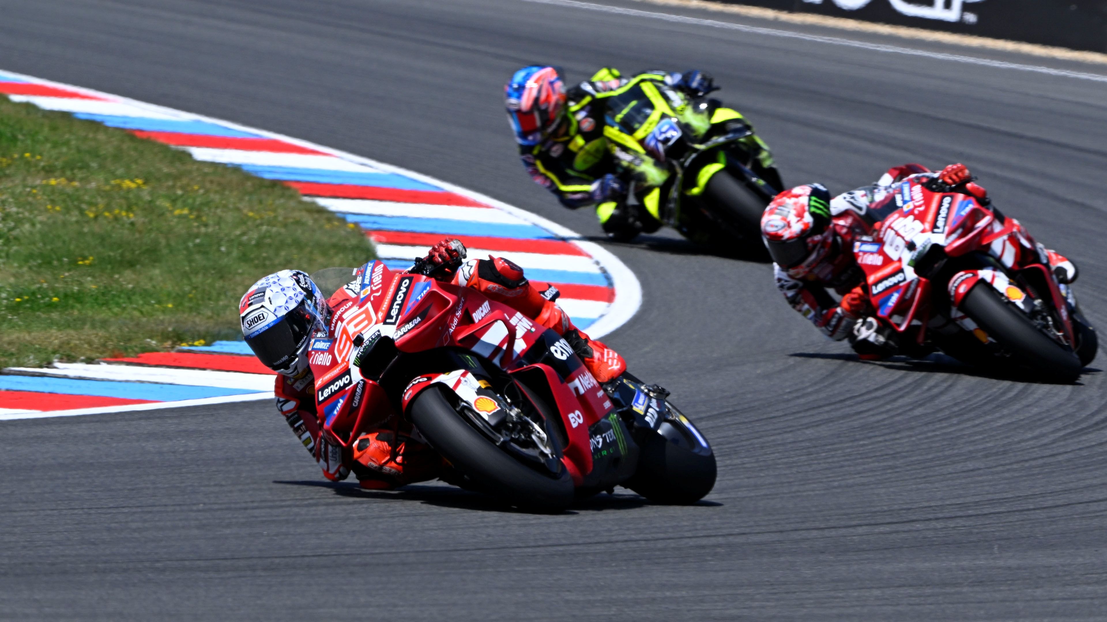 Marc Márquez se va de Pecco Bagnaia y Ai Ogura, MotoGP Brno 2026