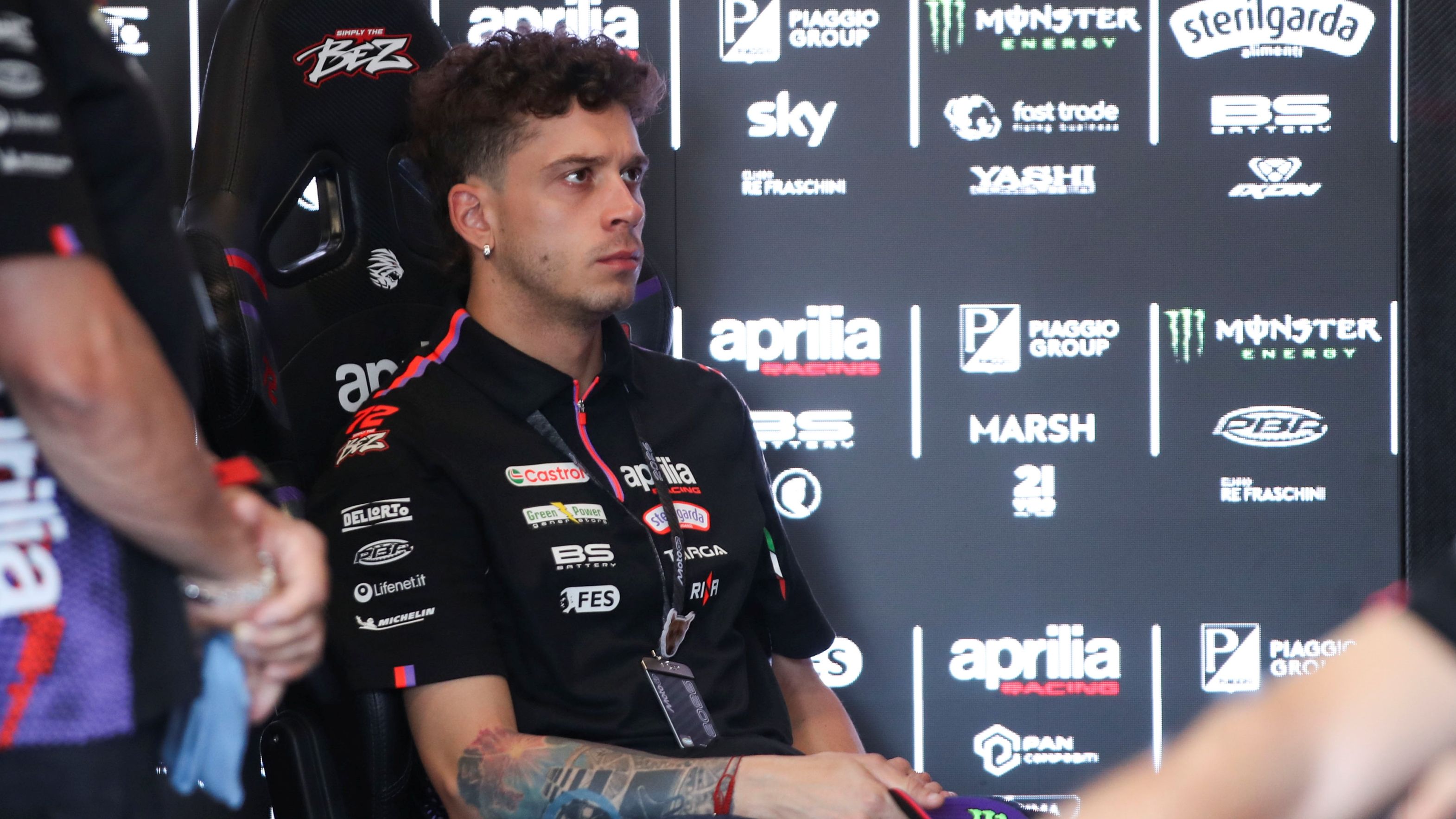 Marco Bezzecchi en el box tras su sanción, MotoGP Brno 2026