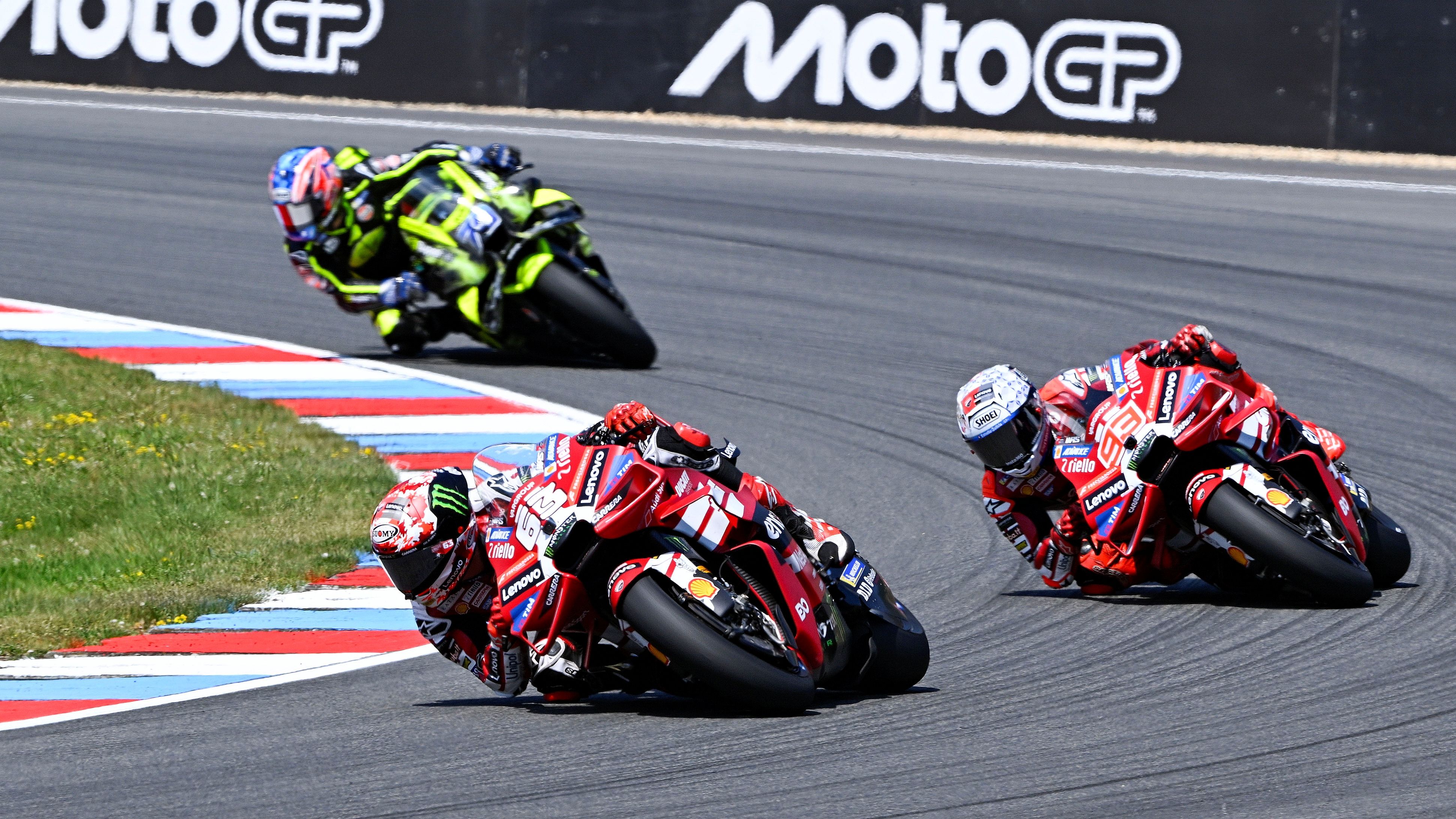 Pecco Bagnaia comanda ante Marc Márquez y Ai Ogura, MotoGP Brno 2026