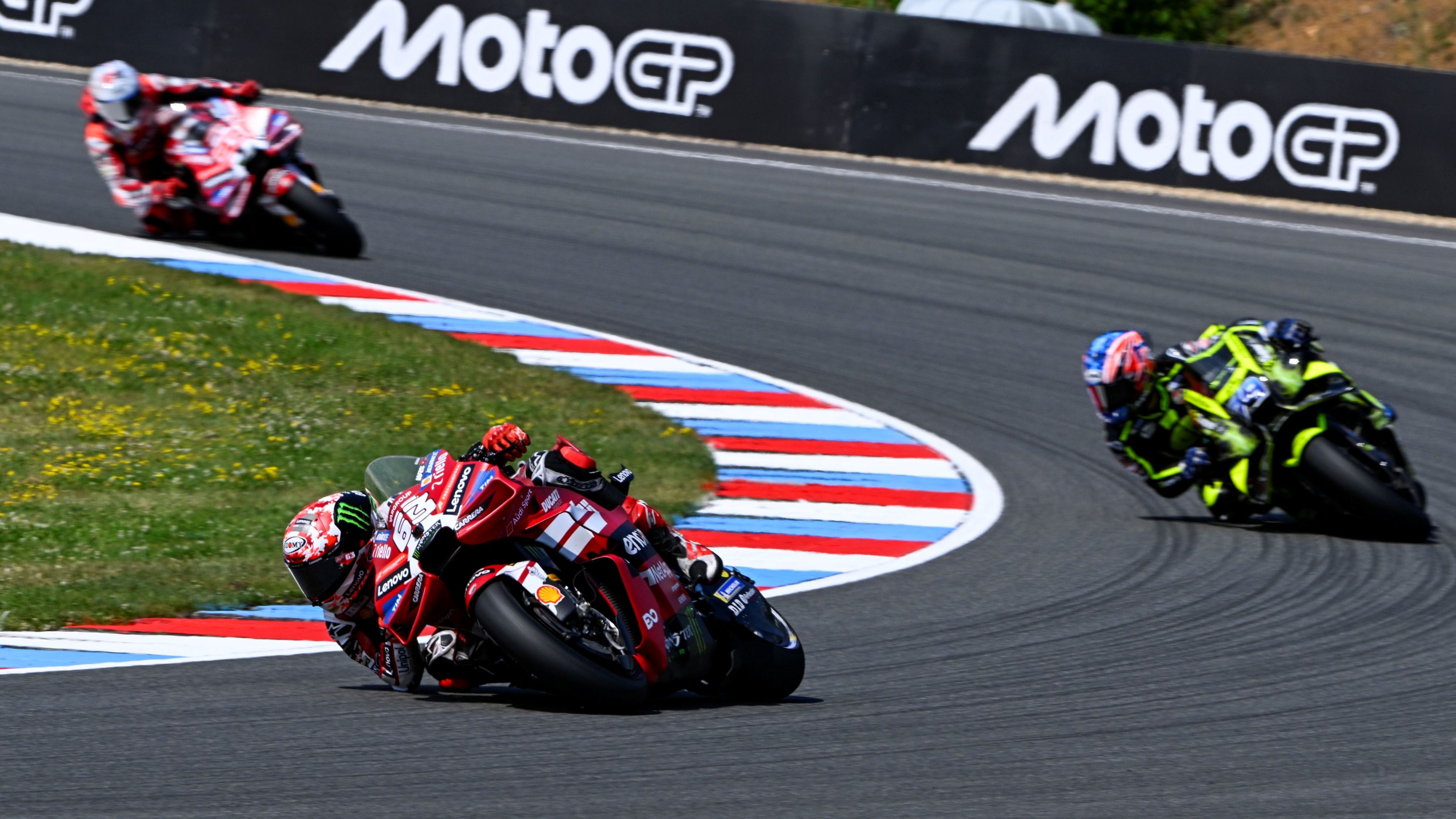 Pecco Bagnaia comanda el Sprint ante Ai Ogura y Marc Márquez, MotoGP Brno 2026