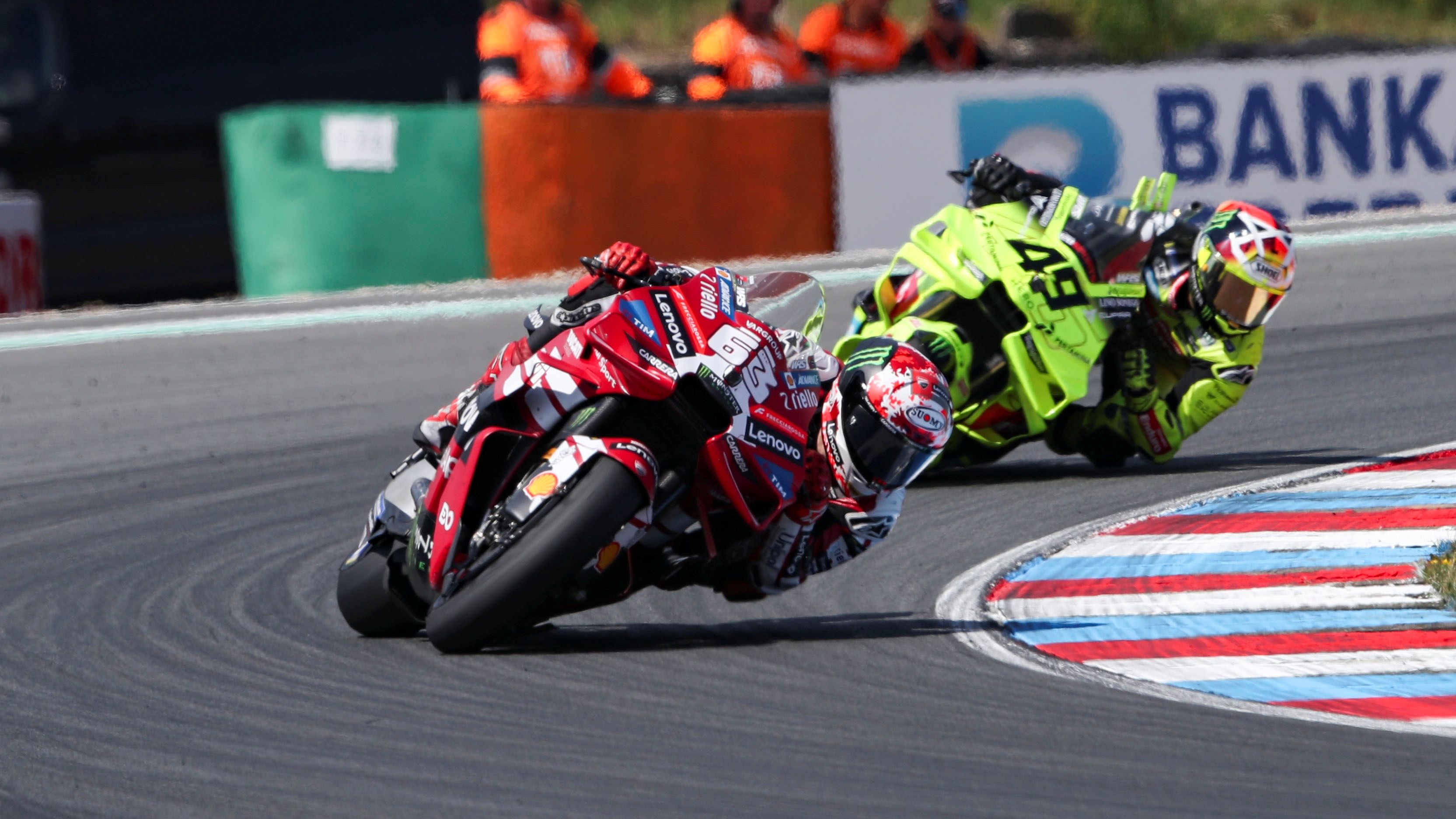 Pecco Bagnaia defiende el podio ante Fabio Di Giannantonio, MotoGP Brno 2026