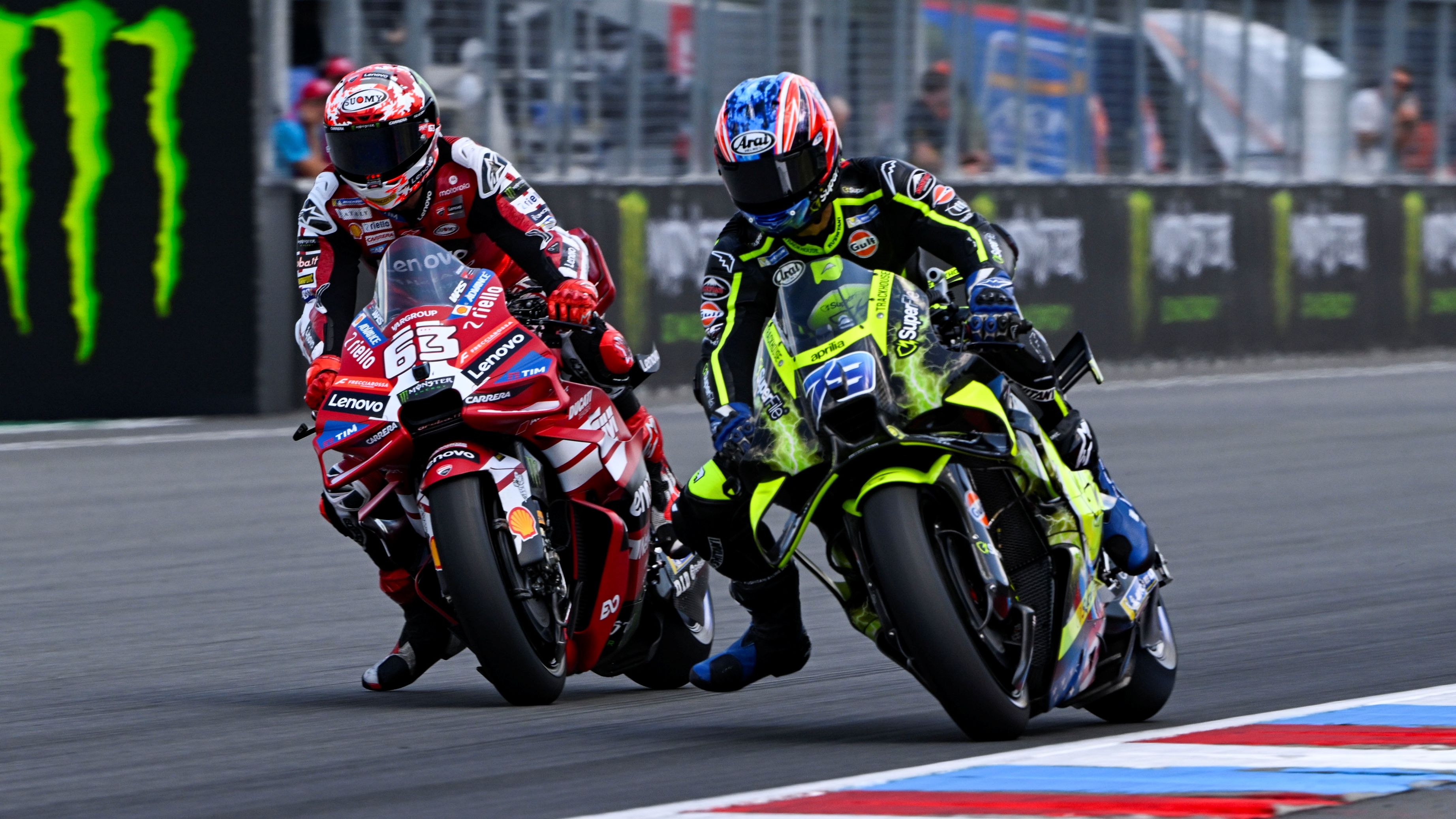 Pecco Bagnaia supera a Ai Ogura para liderar la carrera, MotoGP Brno 2026
