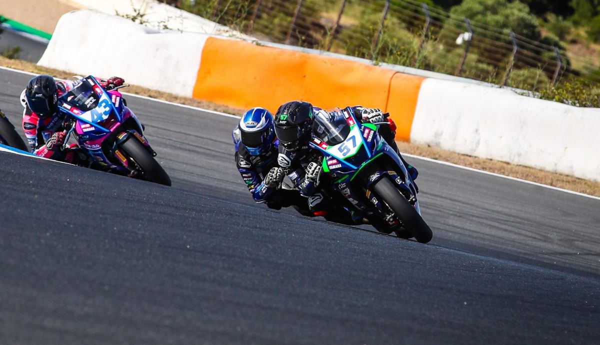 Raúl Navarrete seguido por Daniel Ocete y Hodei Martínez en la Yamaha R7 Cup