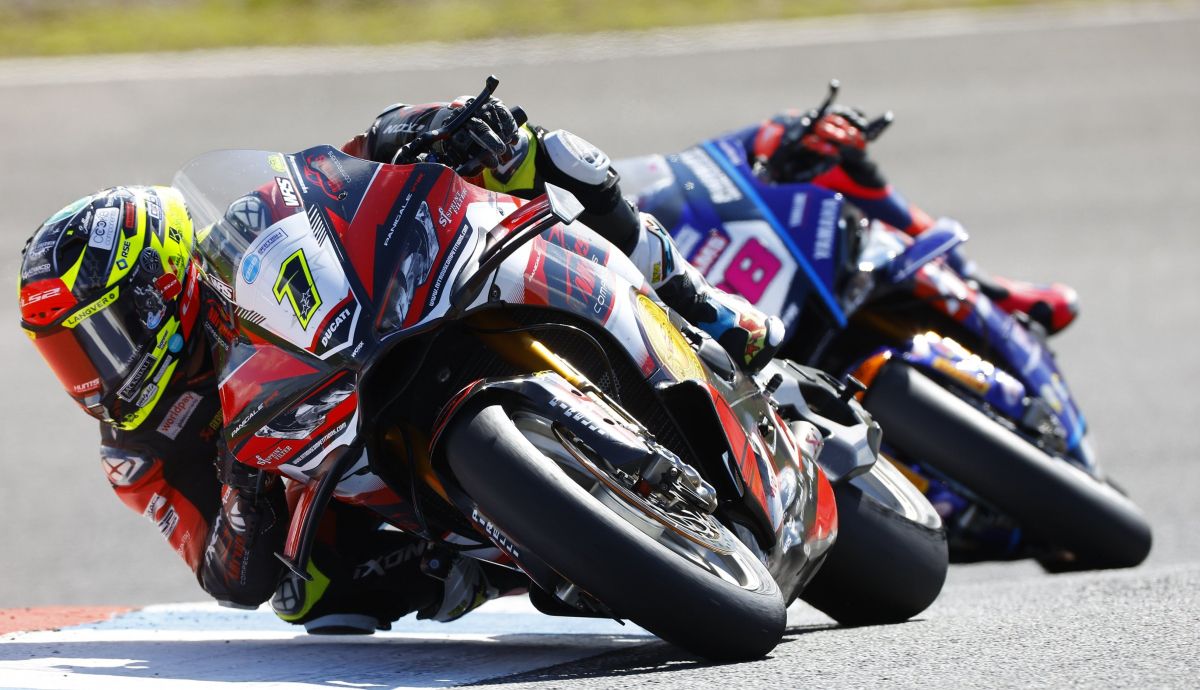Kyle Ryde perseguido por Bradley Ray en la primera carrera de Knockhill
