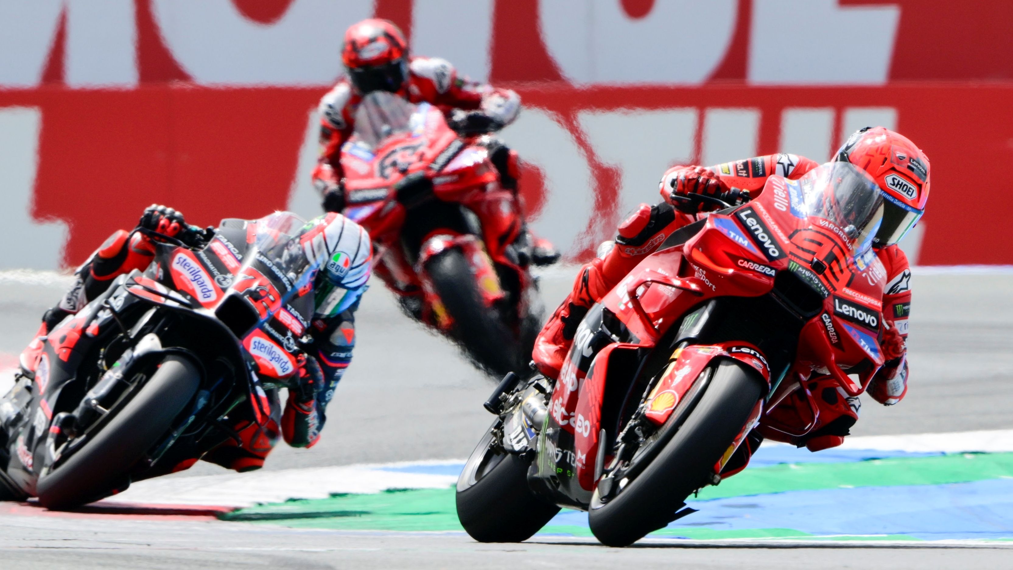 Marc Márquez, Marco Bezzecchi y Pecco Bagnaia en la carrera del año pasado de MotoGP en Assen