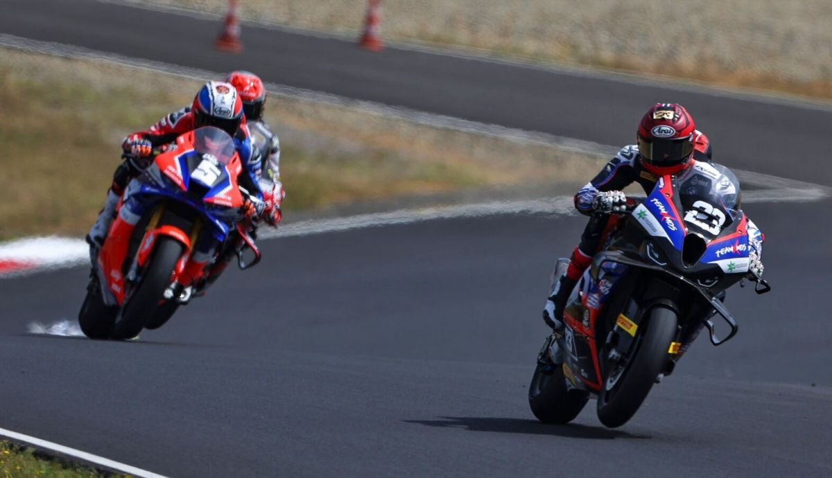 Chris Ponsson se va de Alan Techer rumbo a la victoria