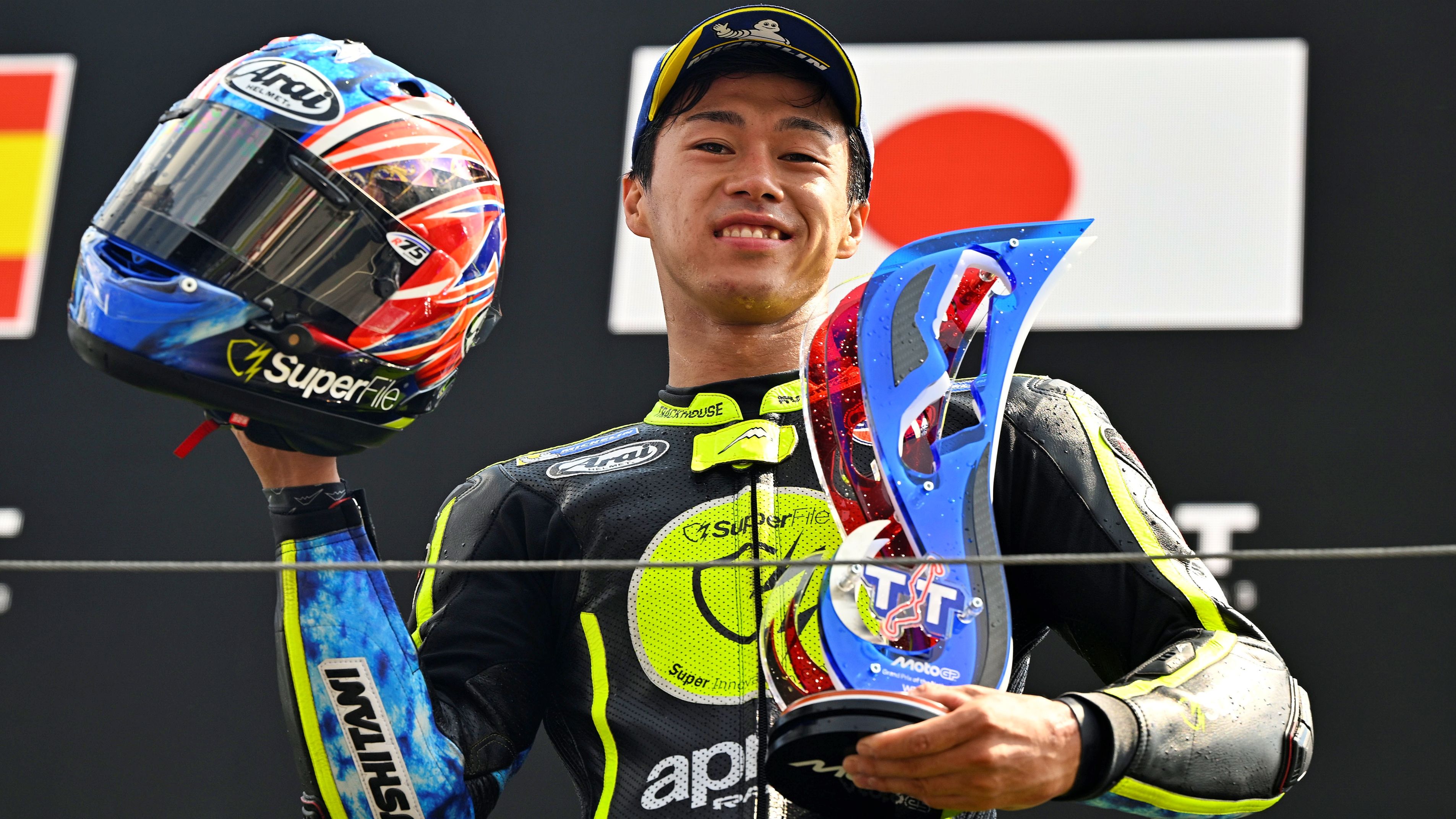 Ai Ogura celebra su histórica victoria en la carrera en Assen