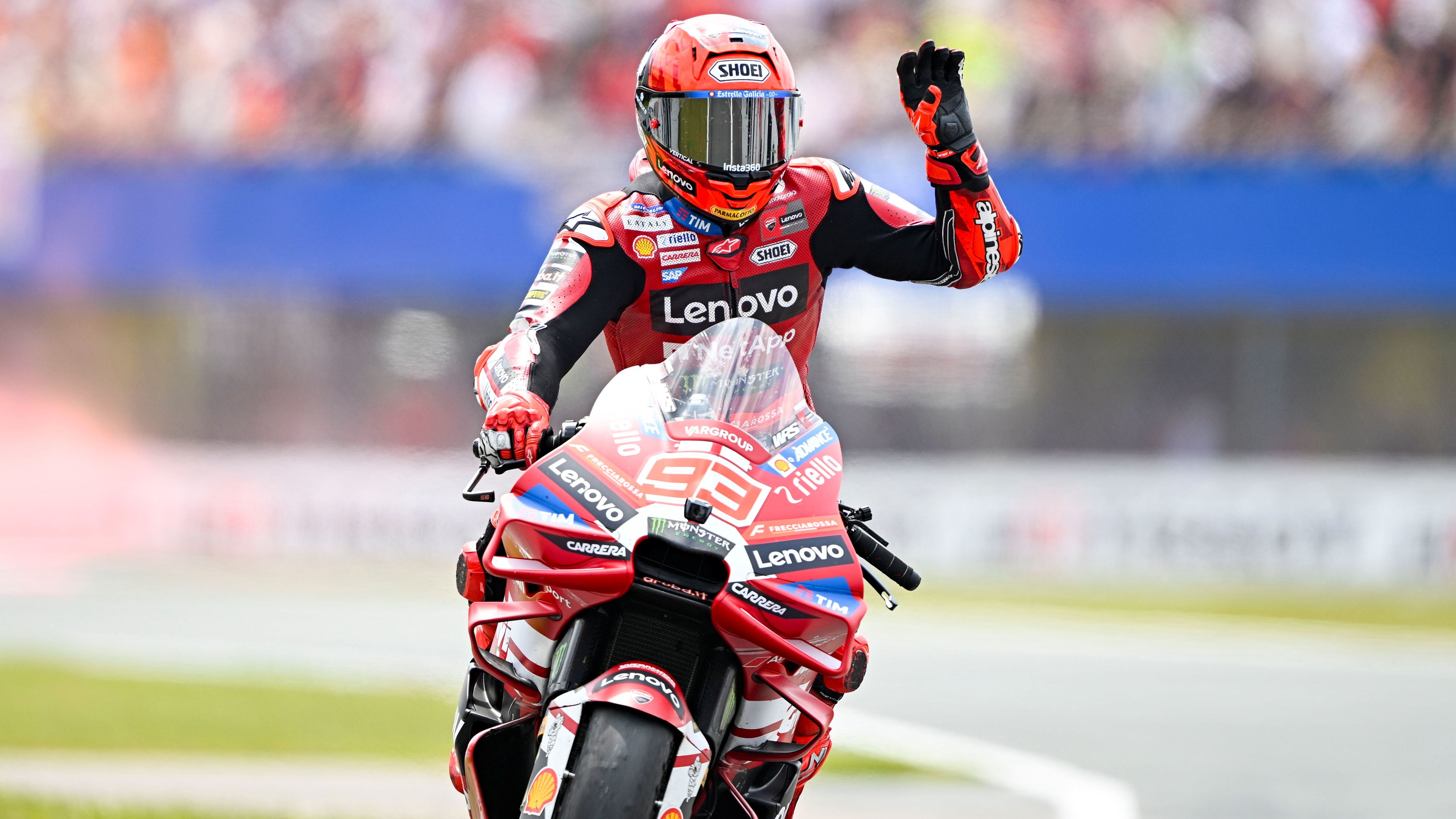 Marc Márquez saluda al terminar la carrera en Assen