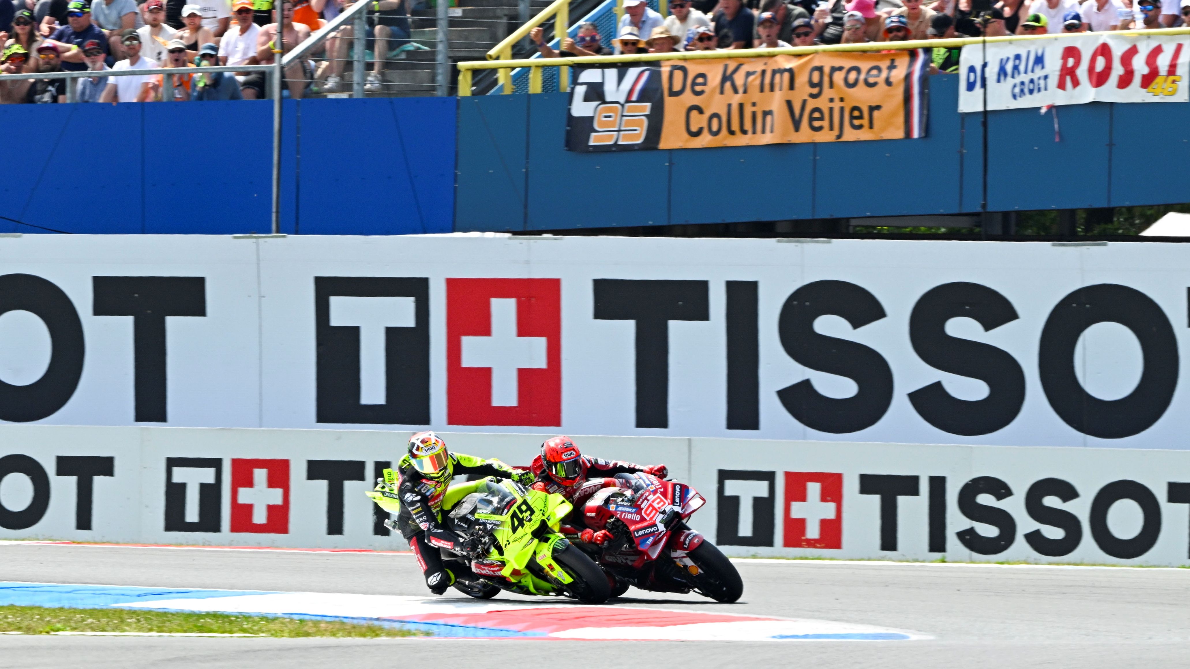 Fabio Di Giannantonio saca de pista a Marc Márquez en la chicane, MotoGP Assen 2026