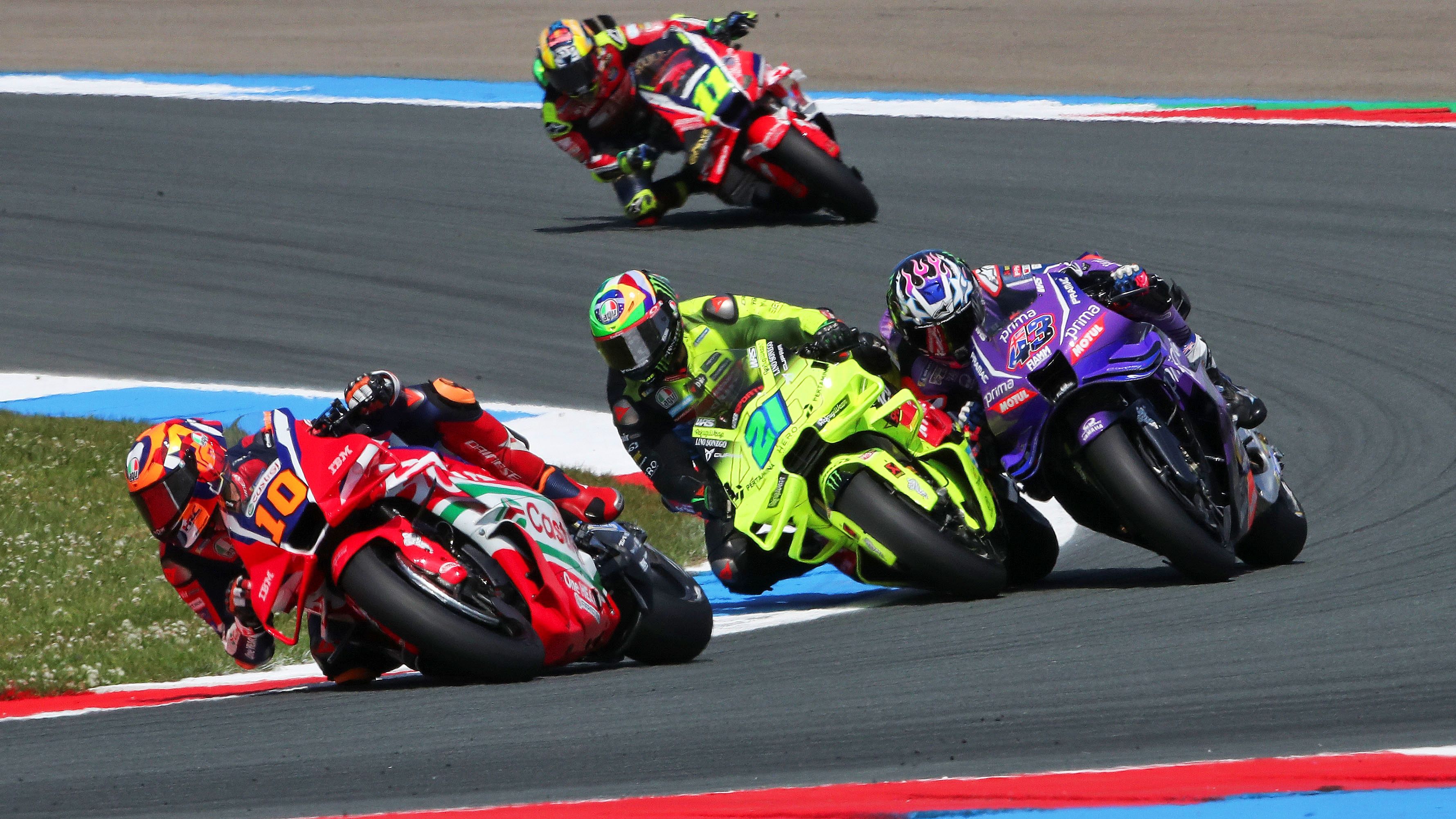 Franco Morbidelli mete un hachazo a Jack Miller a la espalda de Luca Marini, MotoGP Assen 2026