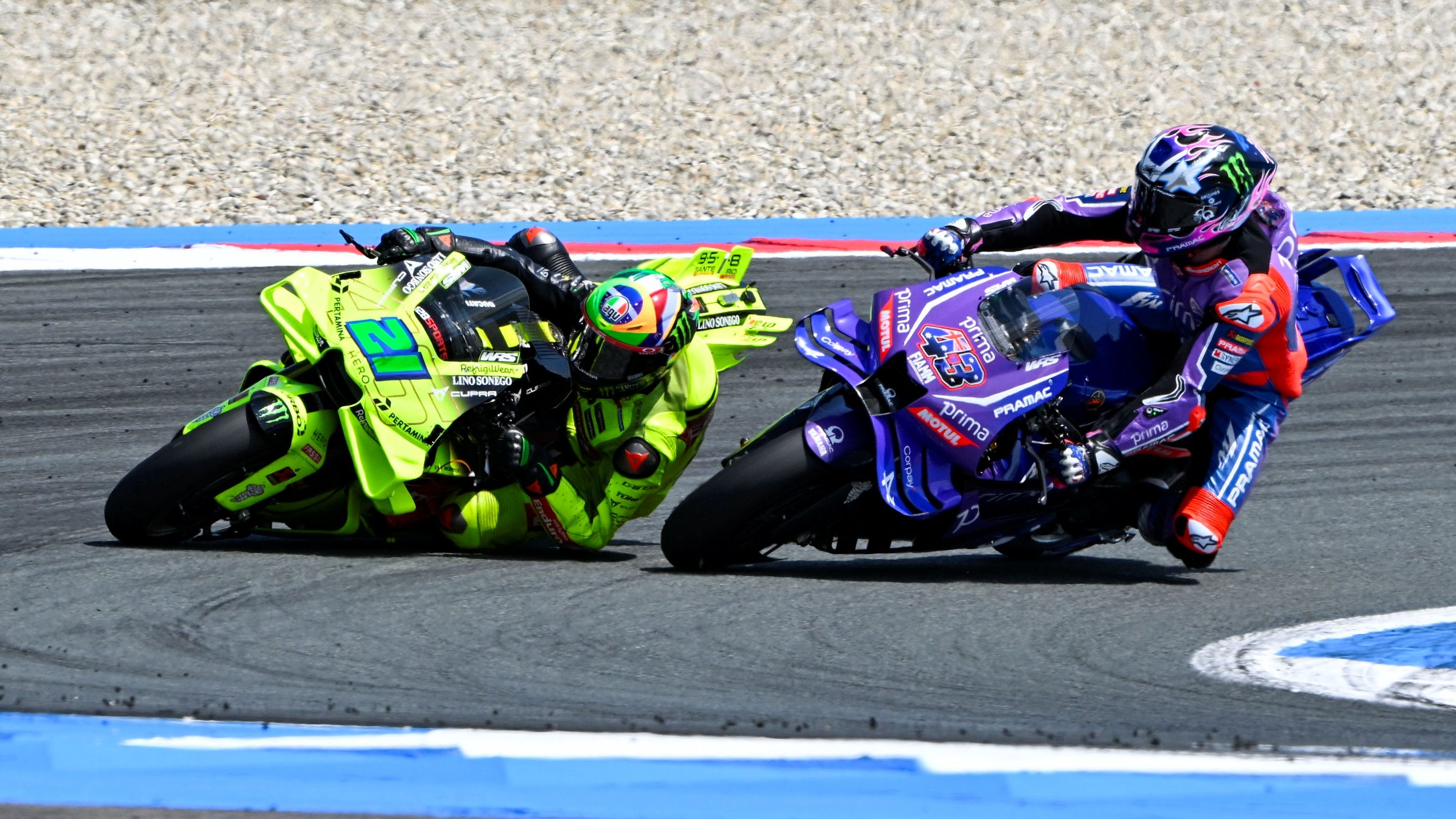 Jack Miller realiza un adelantamiento muy agresivo sobre Franco Morbidelli, MotoGP Assen 2026