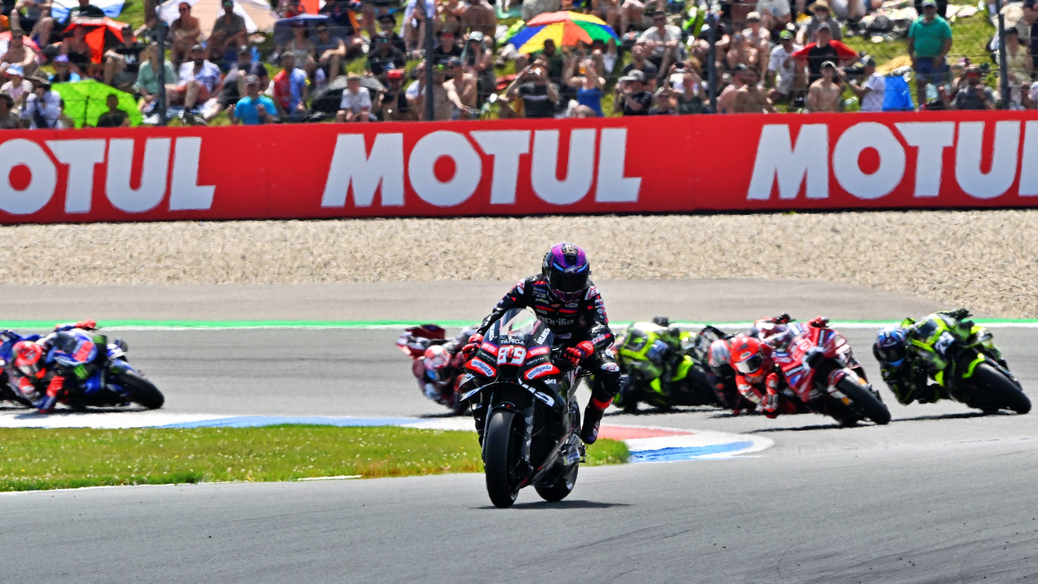 Jorge Martín se escapa al comienzo de la carrera, MotoGP Assen 2026