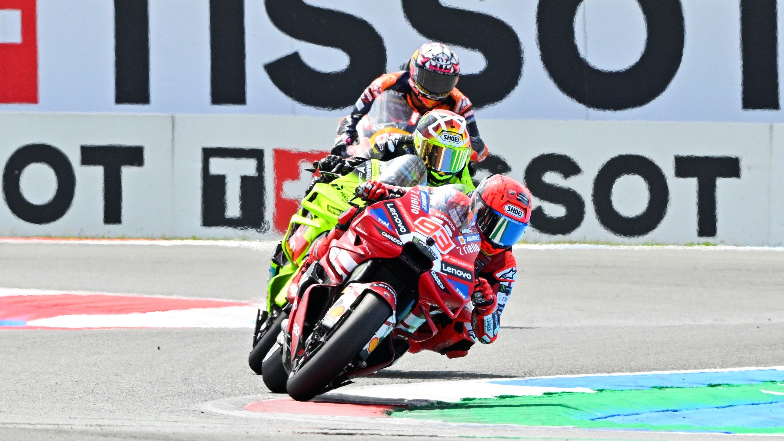 Marc Márquez con Fabio Di Giannantonio pegado y Enea Bastianini al acecho, MotoGP Assen 2026