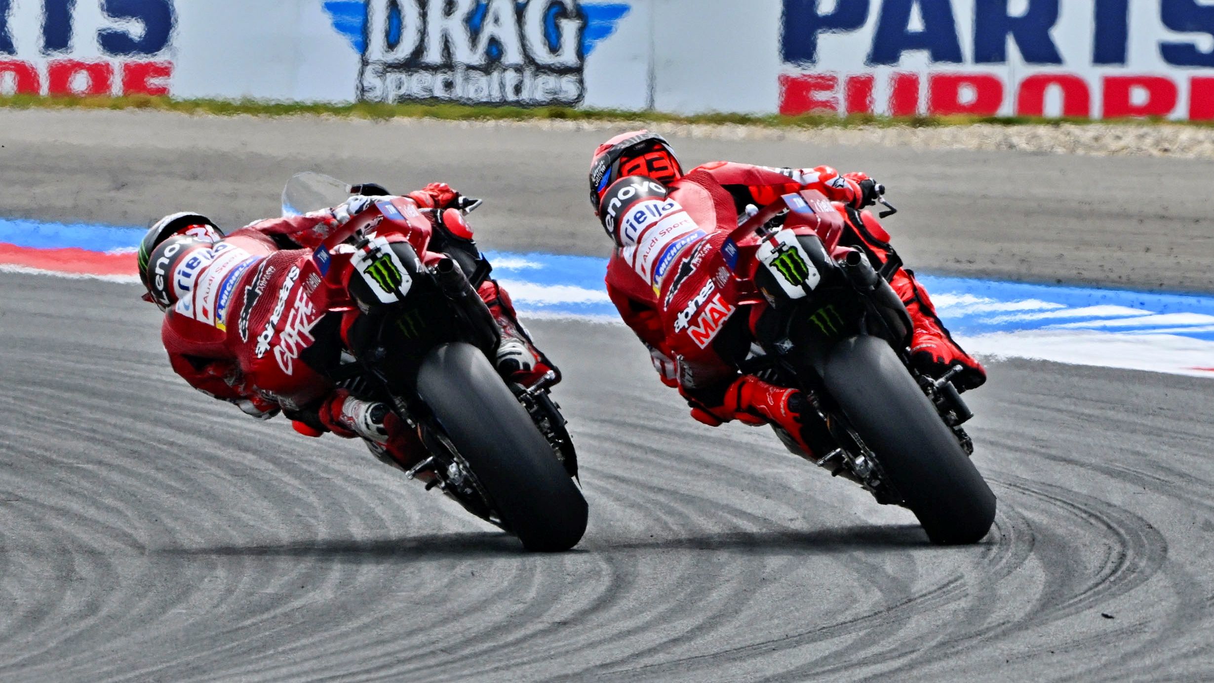 Pecco Bagnaia se mete por el interior de Marc Márquez, MotoGP Assen 2026