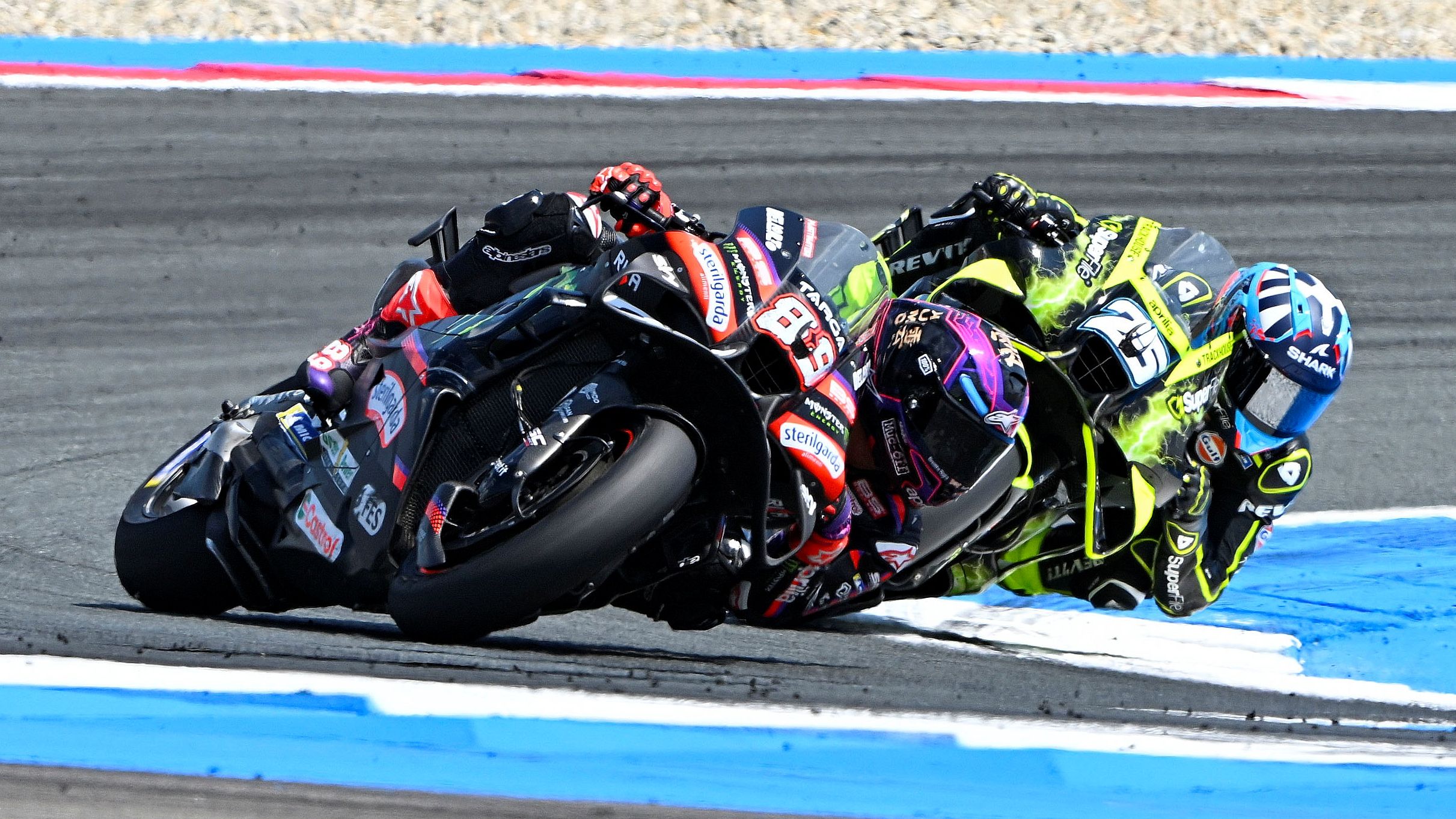 Raúl Fernández busca el interior ante Jorge Martín, MotoGP Assen 2026