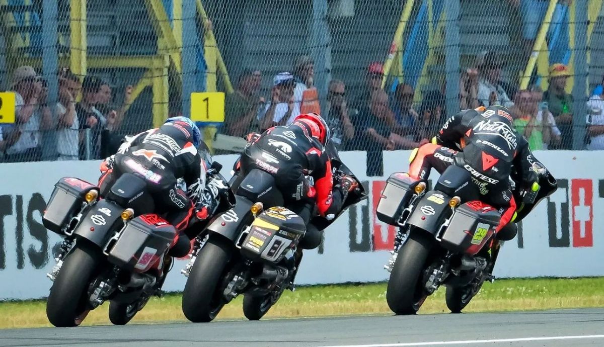 Andrea Iannone seguido por Jordi Torres y Archie McDonald
