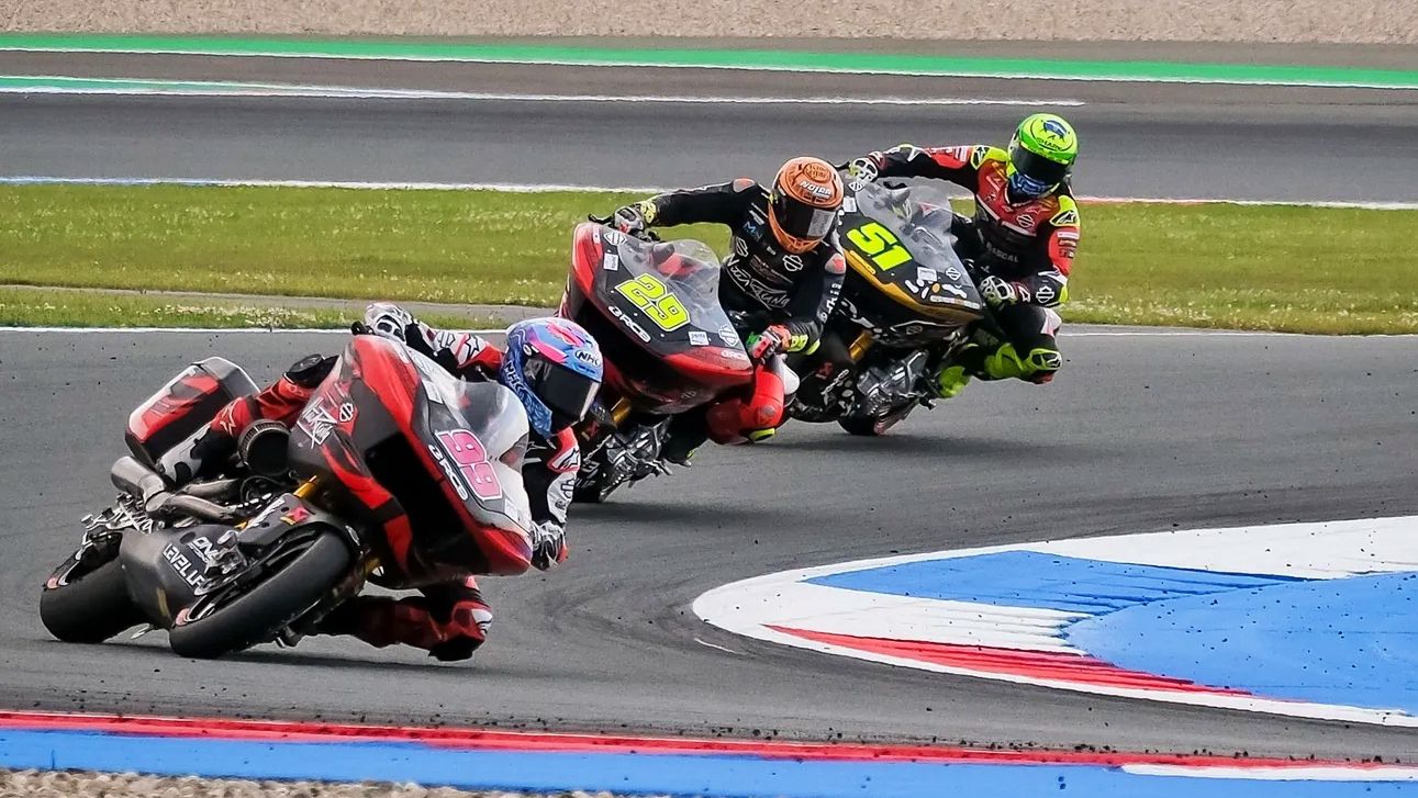 Óscar Gutiérrez se va de Andrea Iannone y Eric Granado rumbo a otra victoria en la Baggers World Cup
