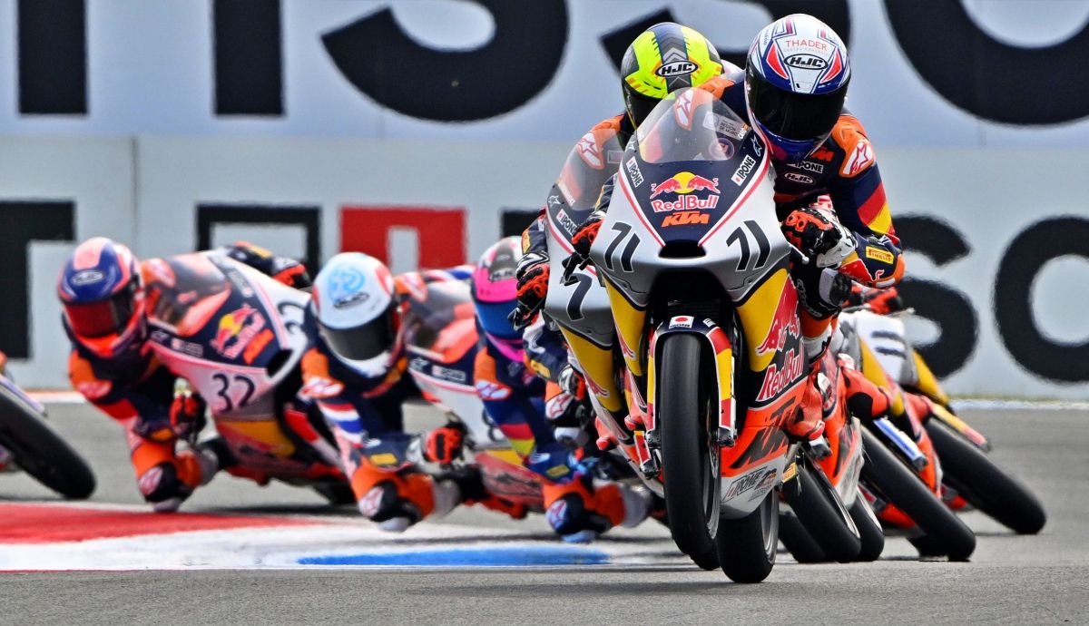 Carlos Cano entra delante a la chicane de Assen para lograr la victoria