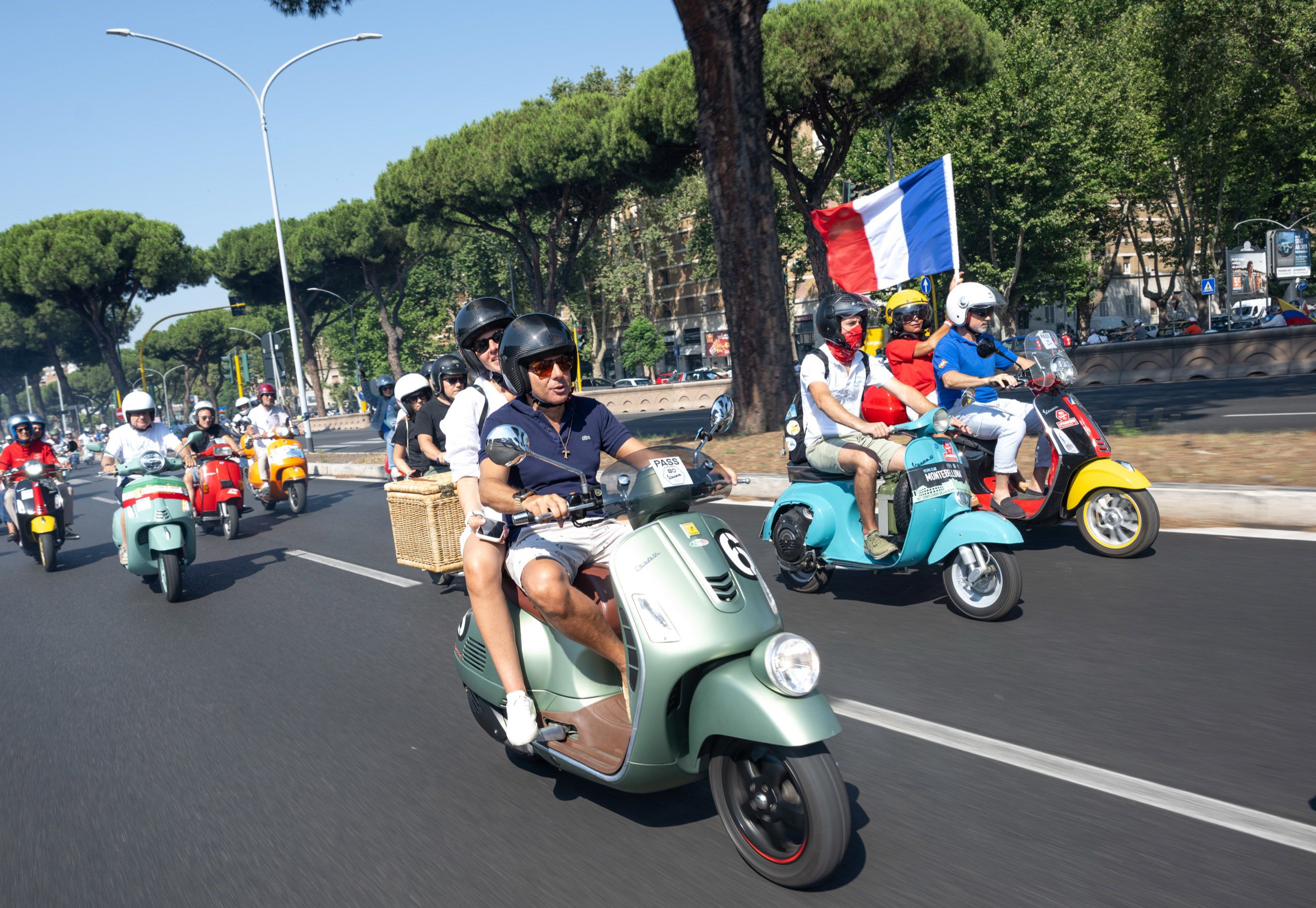 Más de 25.000 Vespas recorren Roma para celebrar el 80 aniversario de la marca