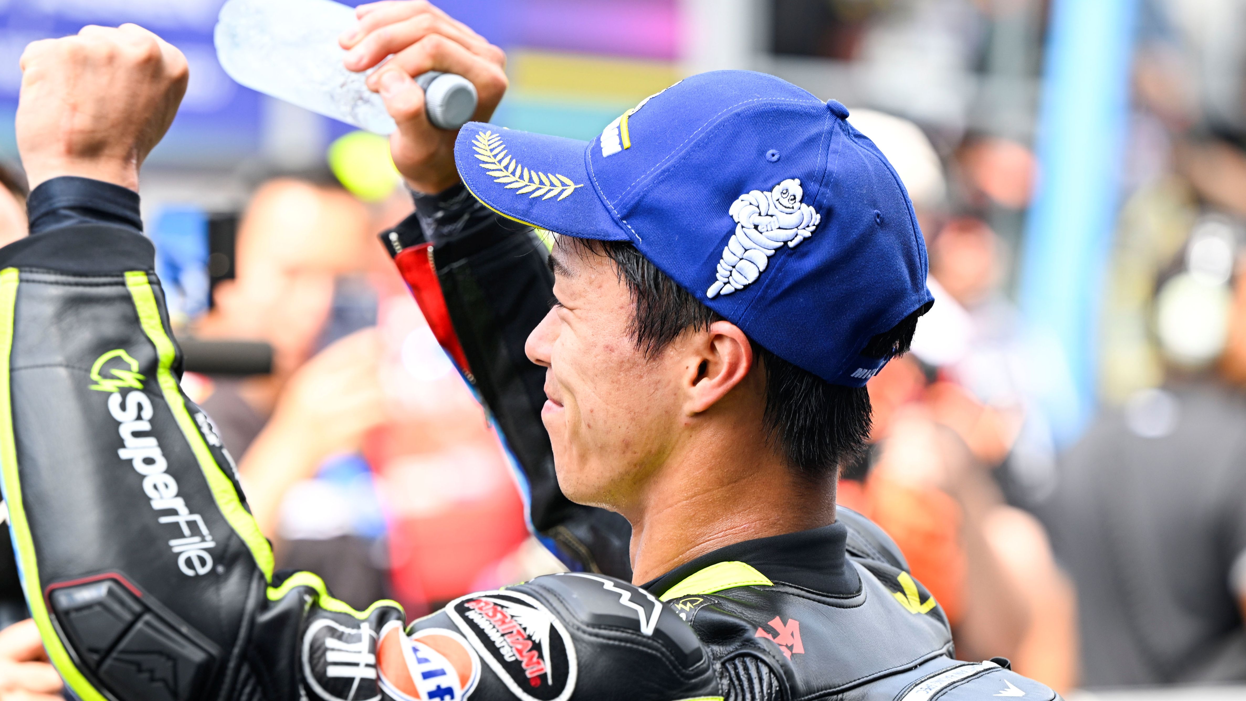 Ai Ogura lleva el 74 de Daijiro Kato y el 48 de Shoya Tomizawa en sus hombros