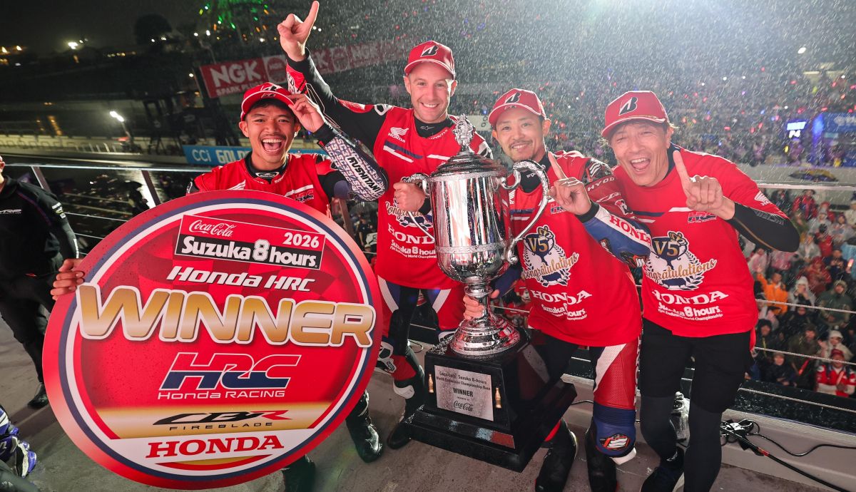 Jonathan Rea, Takumi Takahashi y Somkiat Chantra  celebran la victoria de Honda HRC en las 8 horas de Suzuka 2026