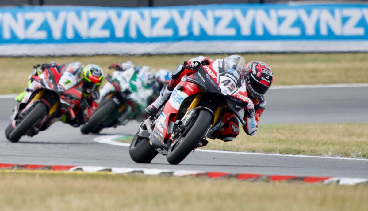 Scott Redding se va de Kyle Ryde rumbo a la victoria