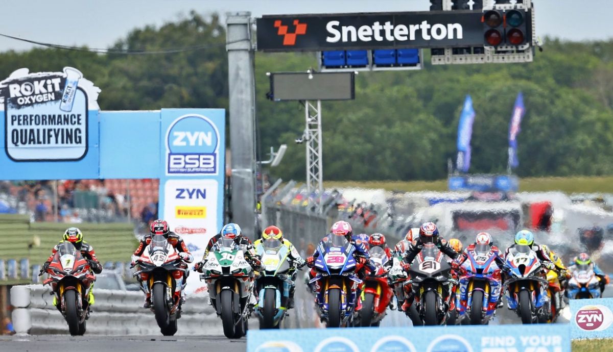 Salida de la primera carrera del BSB 2026 en Snetterton