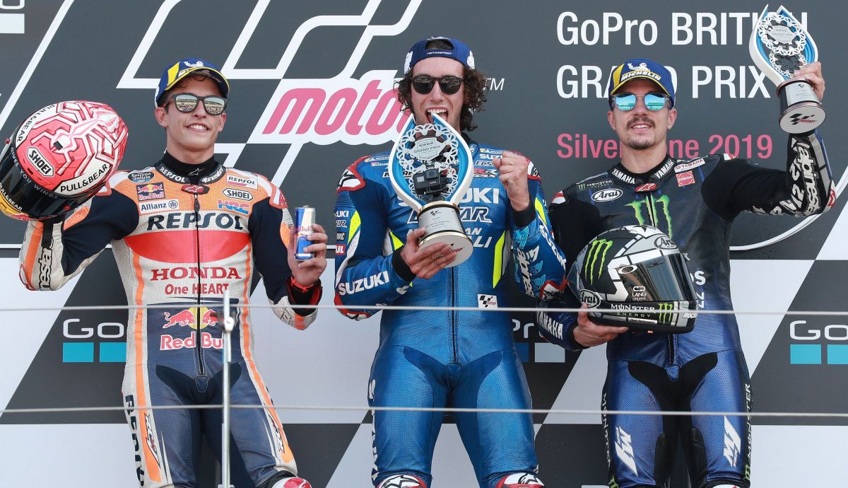Álex Rins y Maverick Viñales en el podio de Silverstone 2019 junto a Marc Márquez