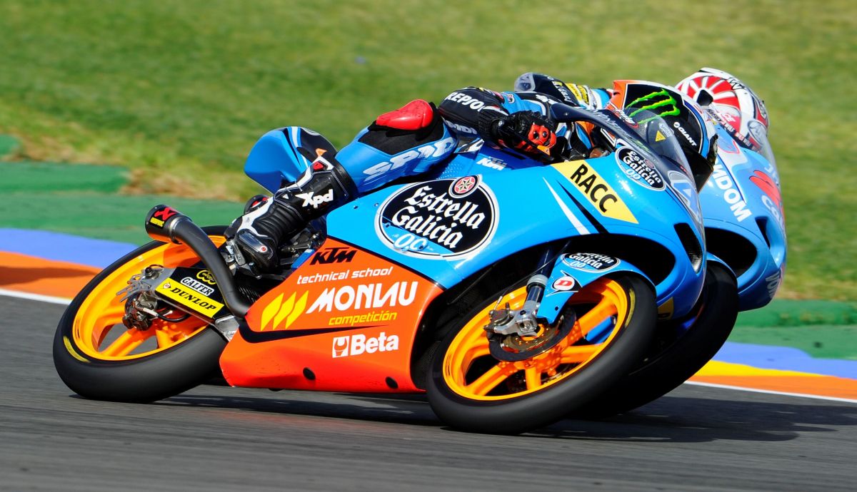 Maverick Viñales supera a Álex Rins en la última curva para ser campeón del mundo de Moto3