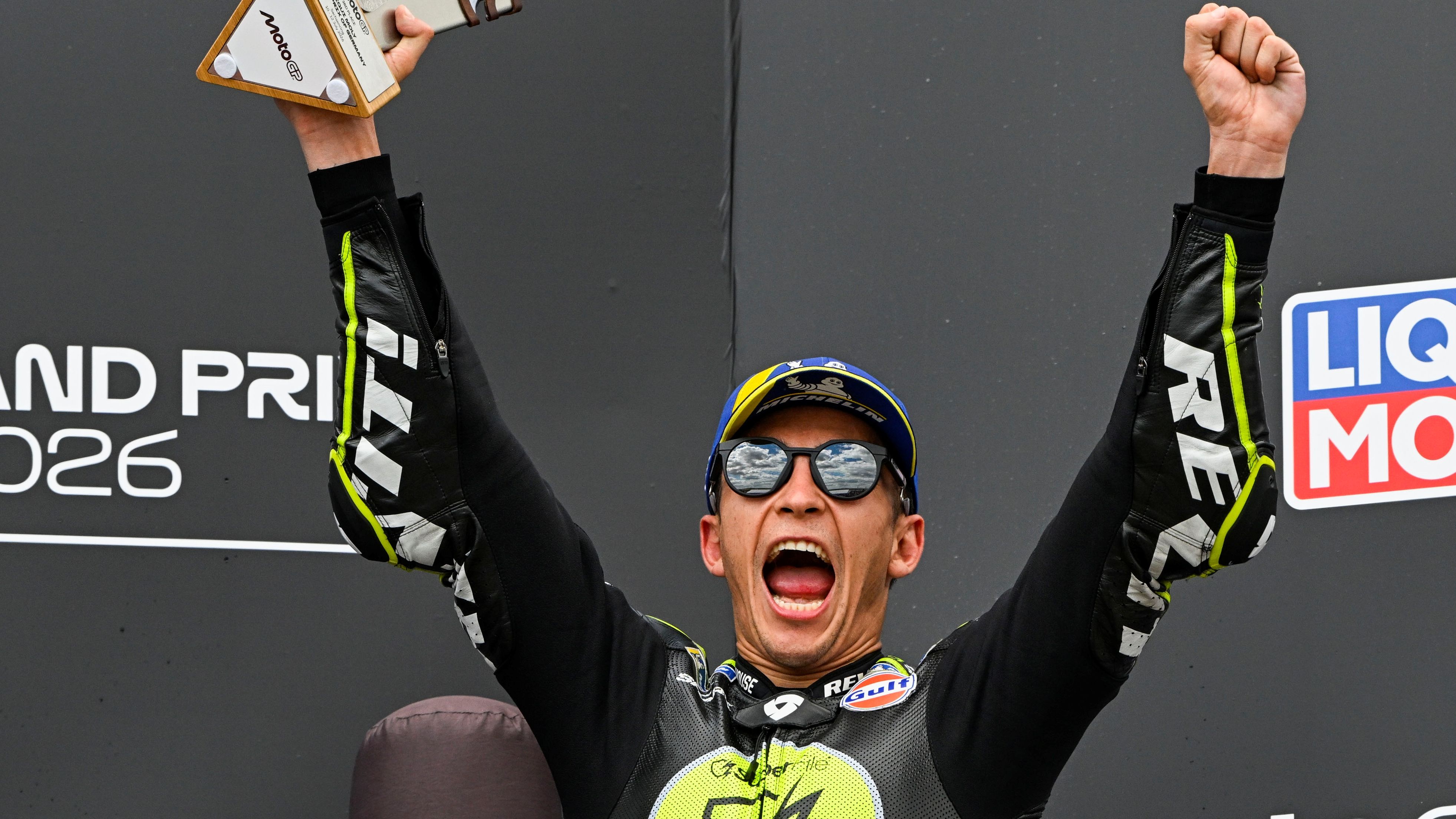 Raúl Fernández celebra su podio en Sachsenring