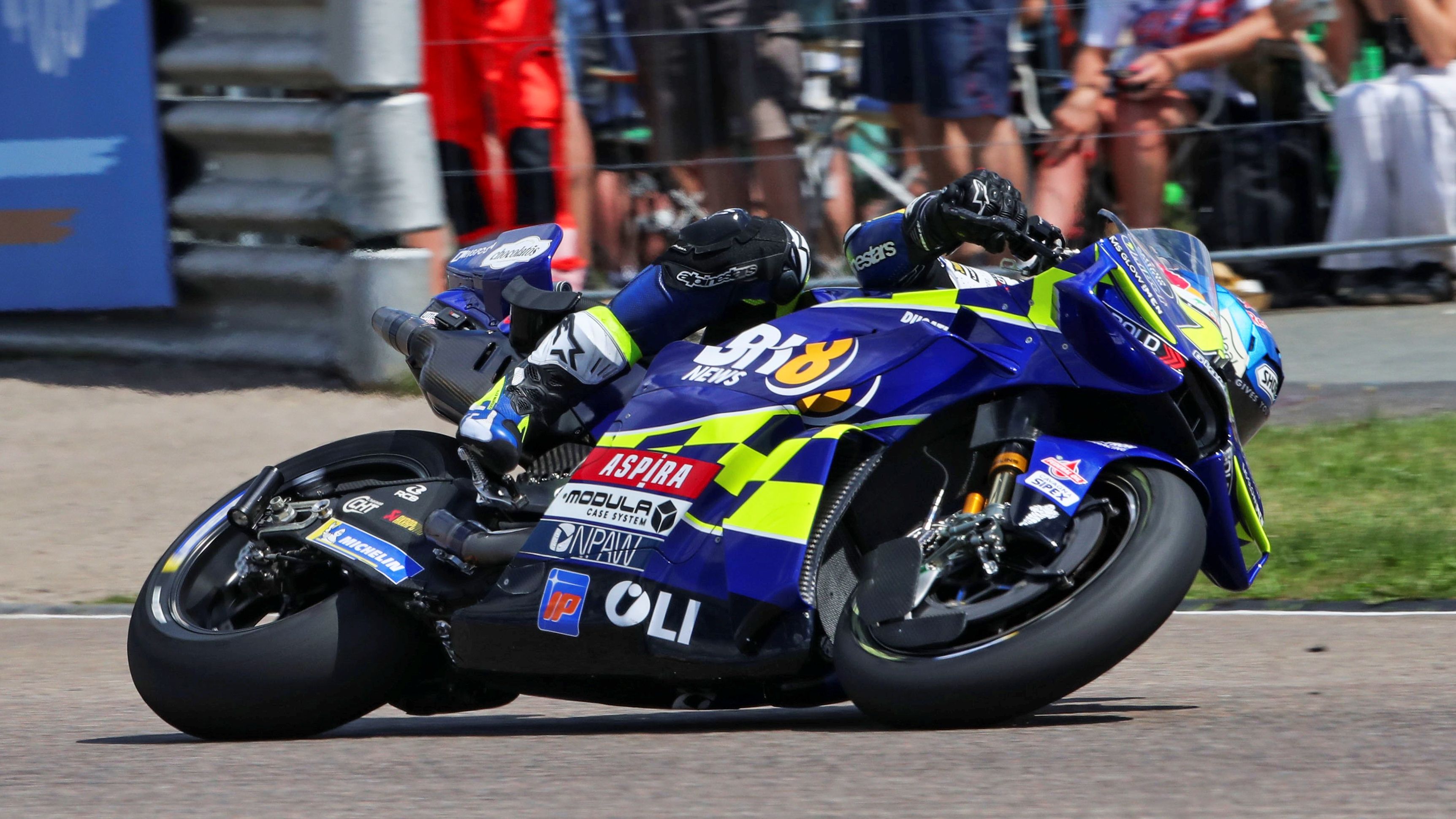 Alex Márquez ha acabado por los suelos en Sachsenring
