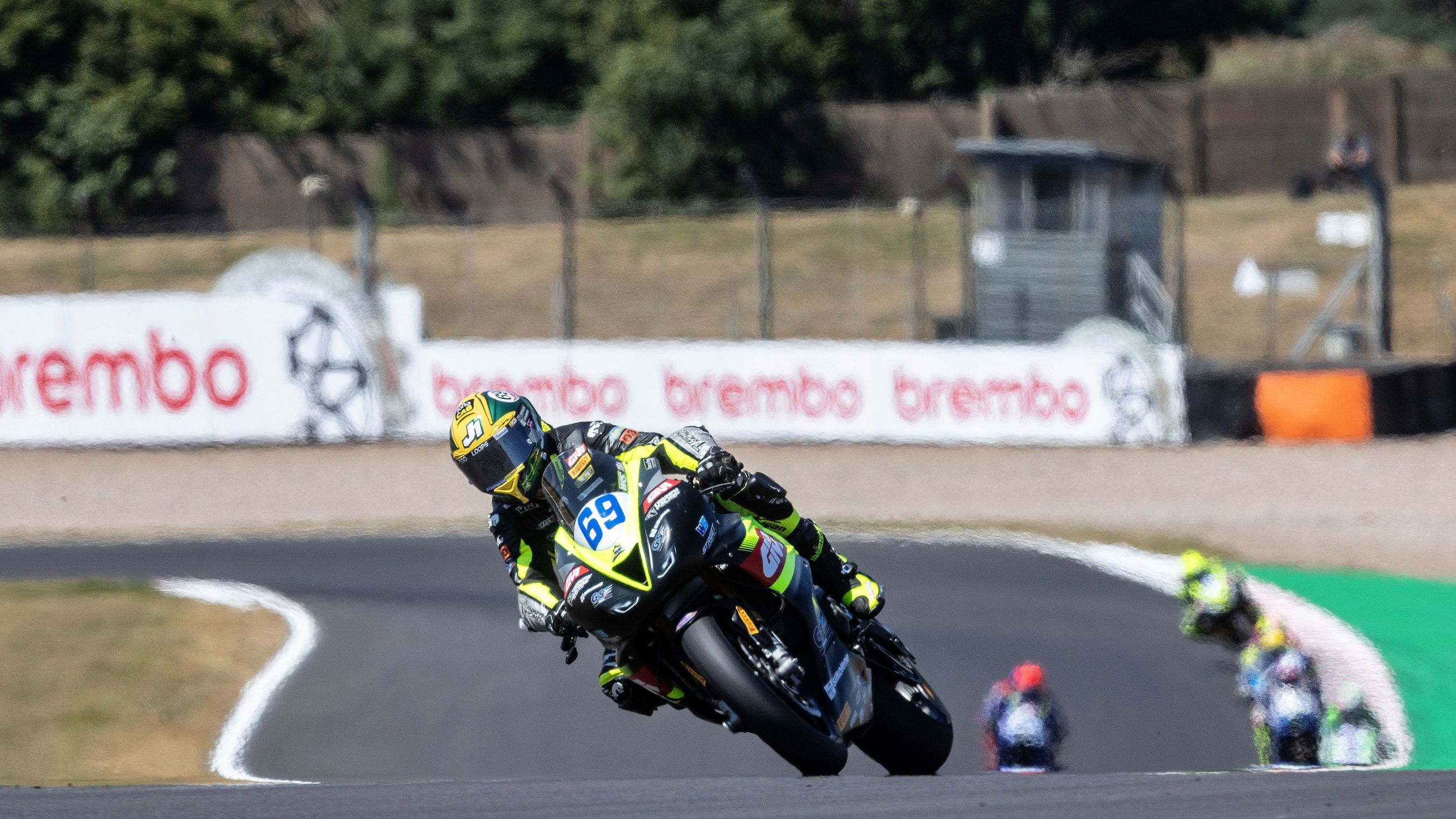 Tom Booth Amos ha firmado un doblete inapelable en Donington