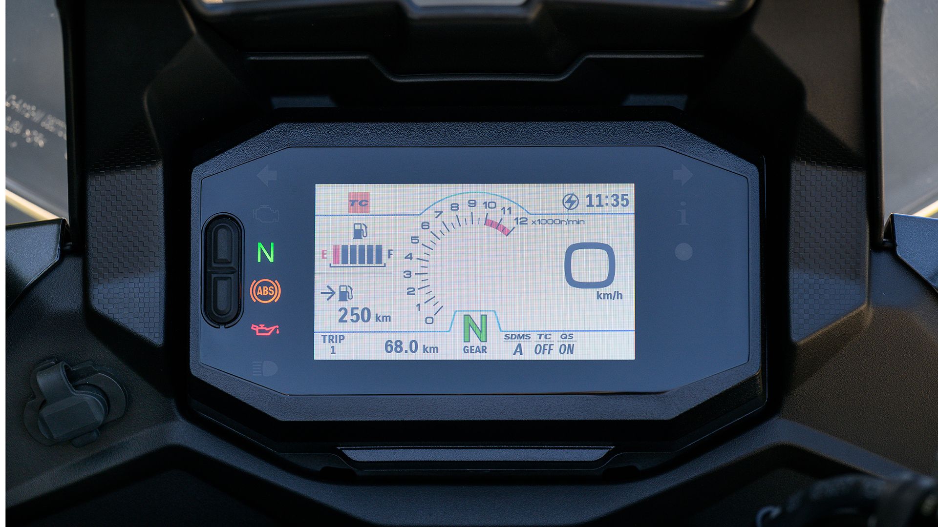 Suzuki SV7 GX 2026 Detalles (5)