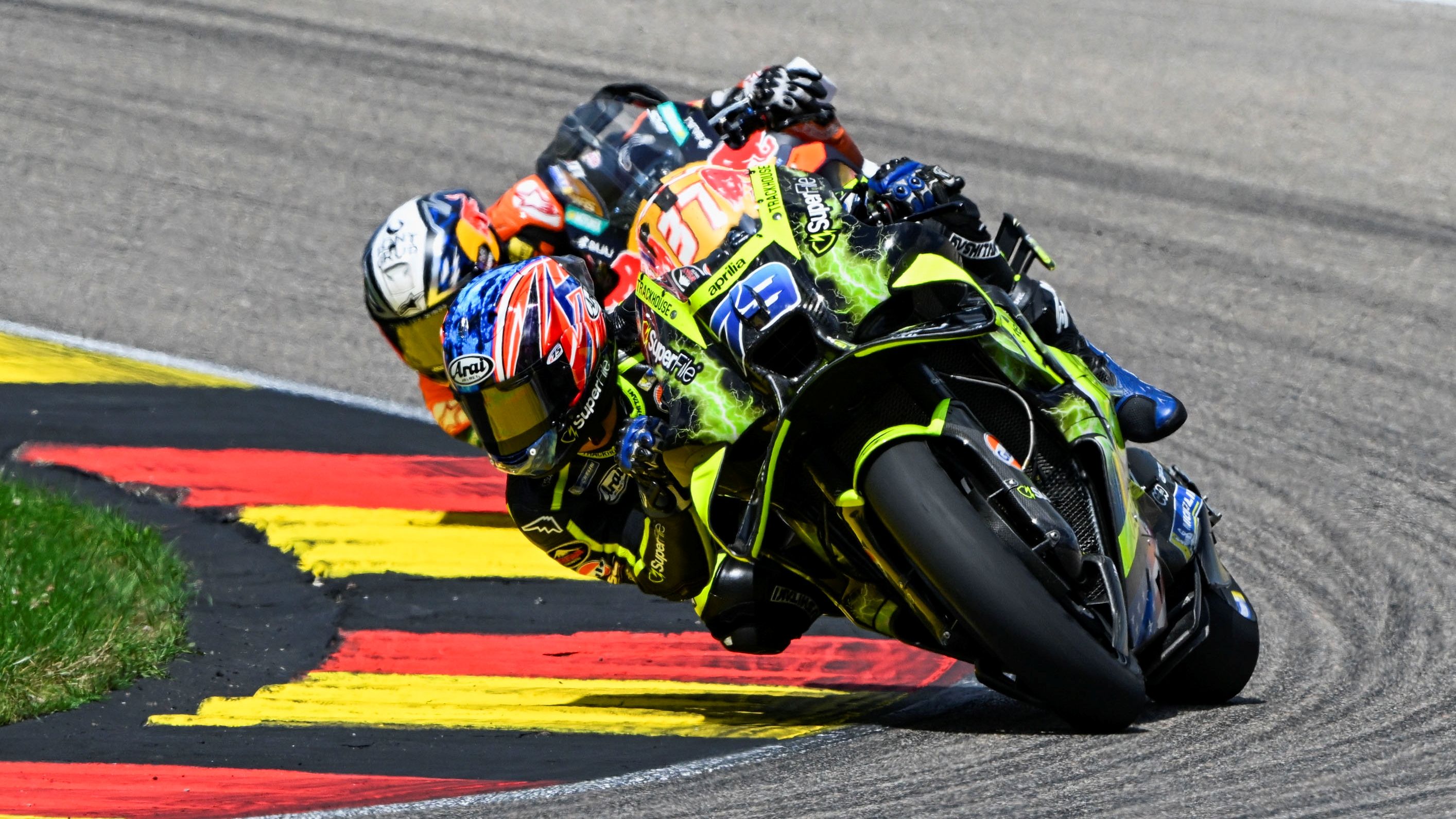 Ai Ogura acechado por Pedro Acosta, MotoGP Sachsenring 2026