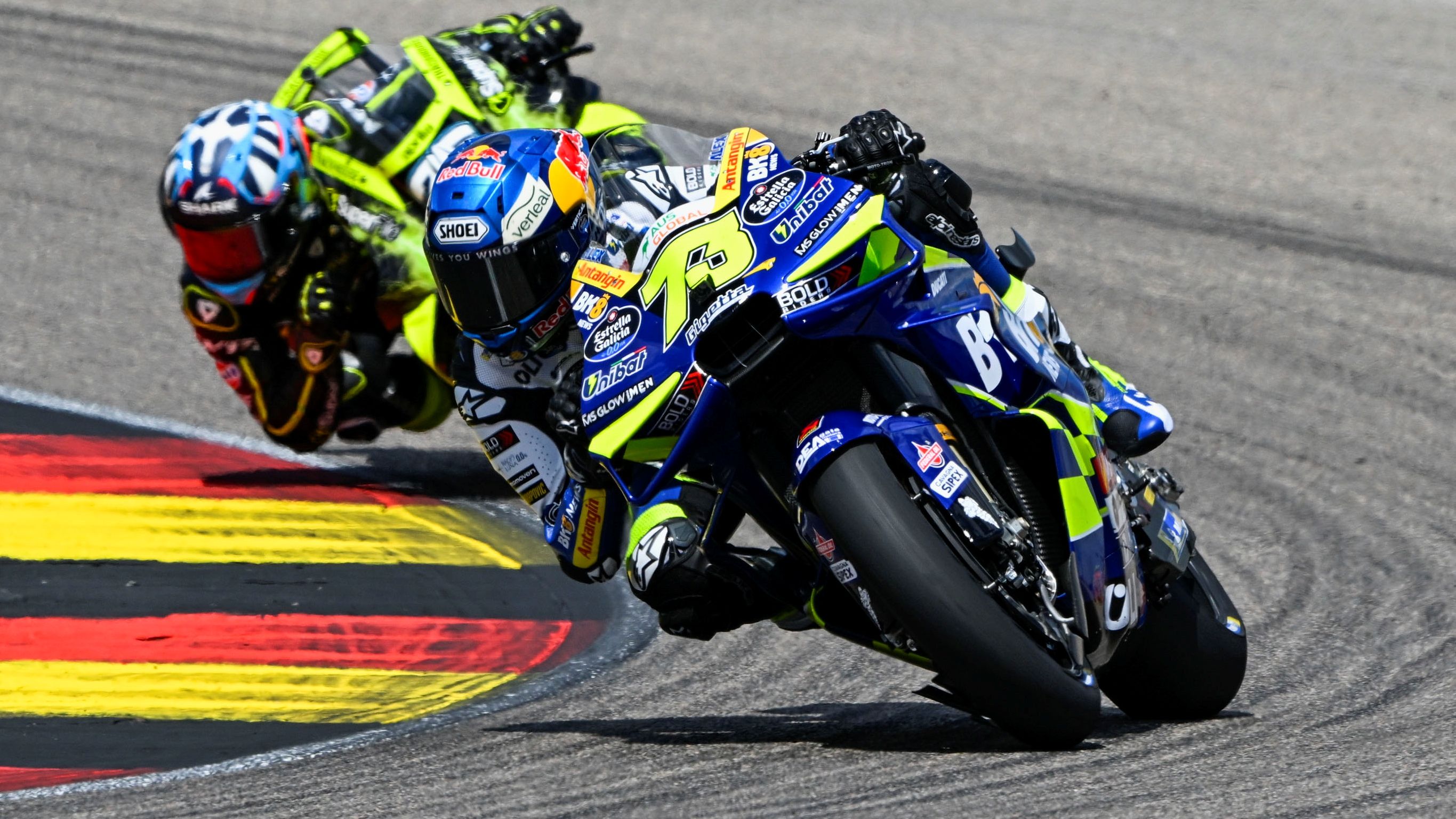 Álex Márquez seguido por Raúl Fernández, MotoGP Sachsenring 2026